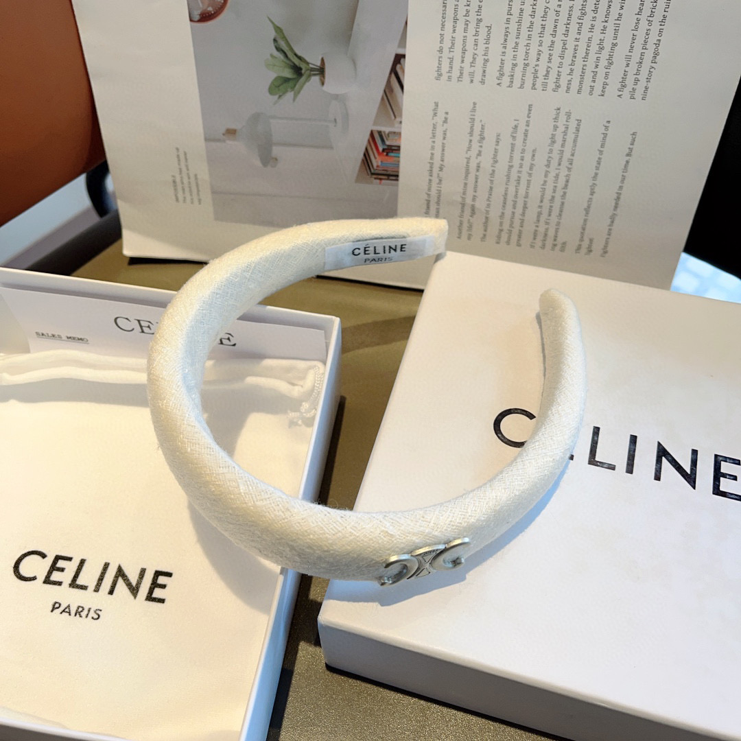 CELINE’s New Classic Screw Wrinkle Packaging on Page 99 - 图片 7