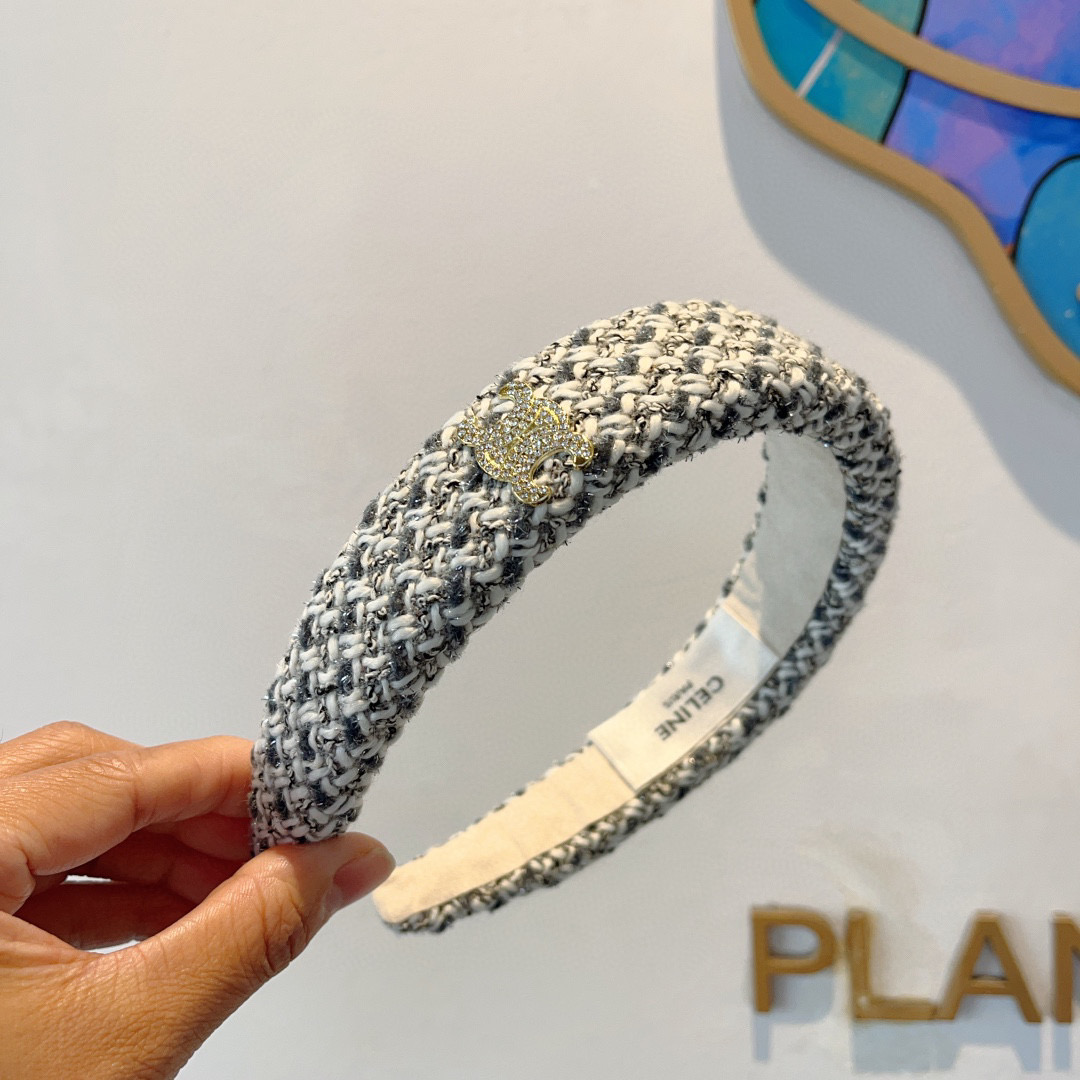 CELINE’s Sturdy and Stylish New Screw Wrinkles Packaging on Page 99 - 图片 3