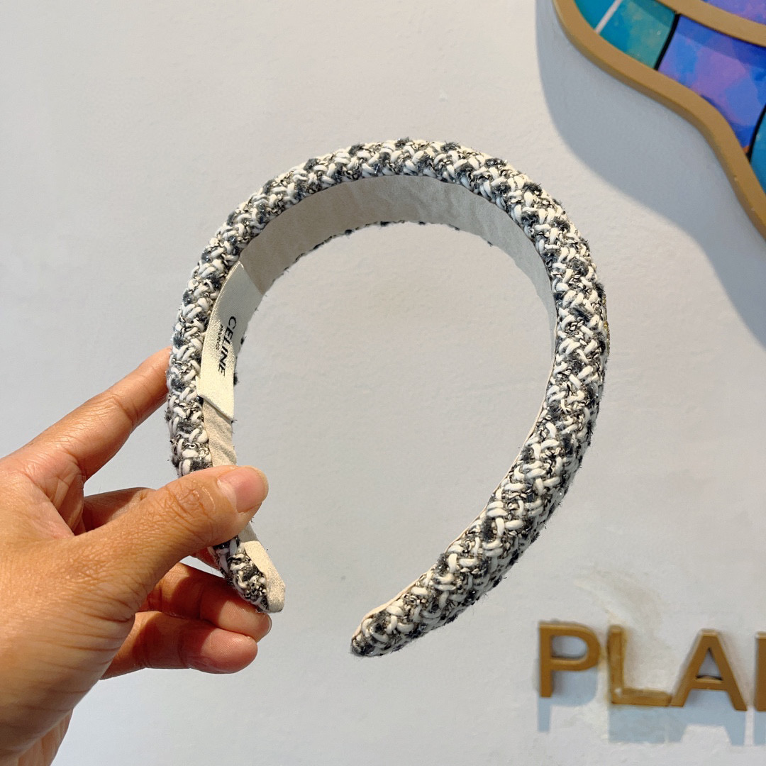 CELINE’s Sturdy and Stylish New Screw Wrinkles Packaging on Page 99 - 图片 4
