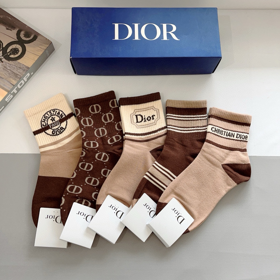 NO:298501,Packaging (5 pairs per box) Dior new letters Rou mouth socks!  Hot letter counter synchronous mid-tube socks, big brands are on the street, trendy people must have super easy to match socks, stockings, socks, dior, dior, socks19860909配包装（一盒5双） Dior 迪奥 新款字母罗口中筒袜子！爆款字母专柜同步中筒袜,大牌出街,潮人必备超好搭袜子,丝袜,袜子,dior,dior,socks,accessory