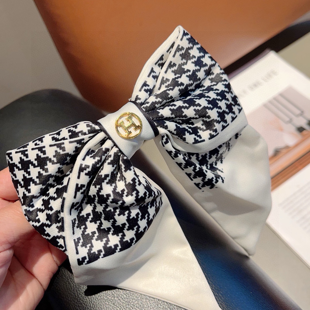 Retro Butterfly Packaging: Hermes Butterfly Tie and Slingshot Clips on Page 99. - 图片 4