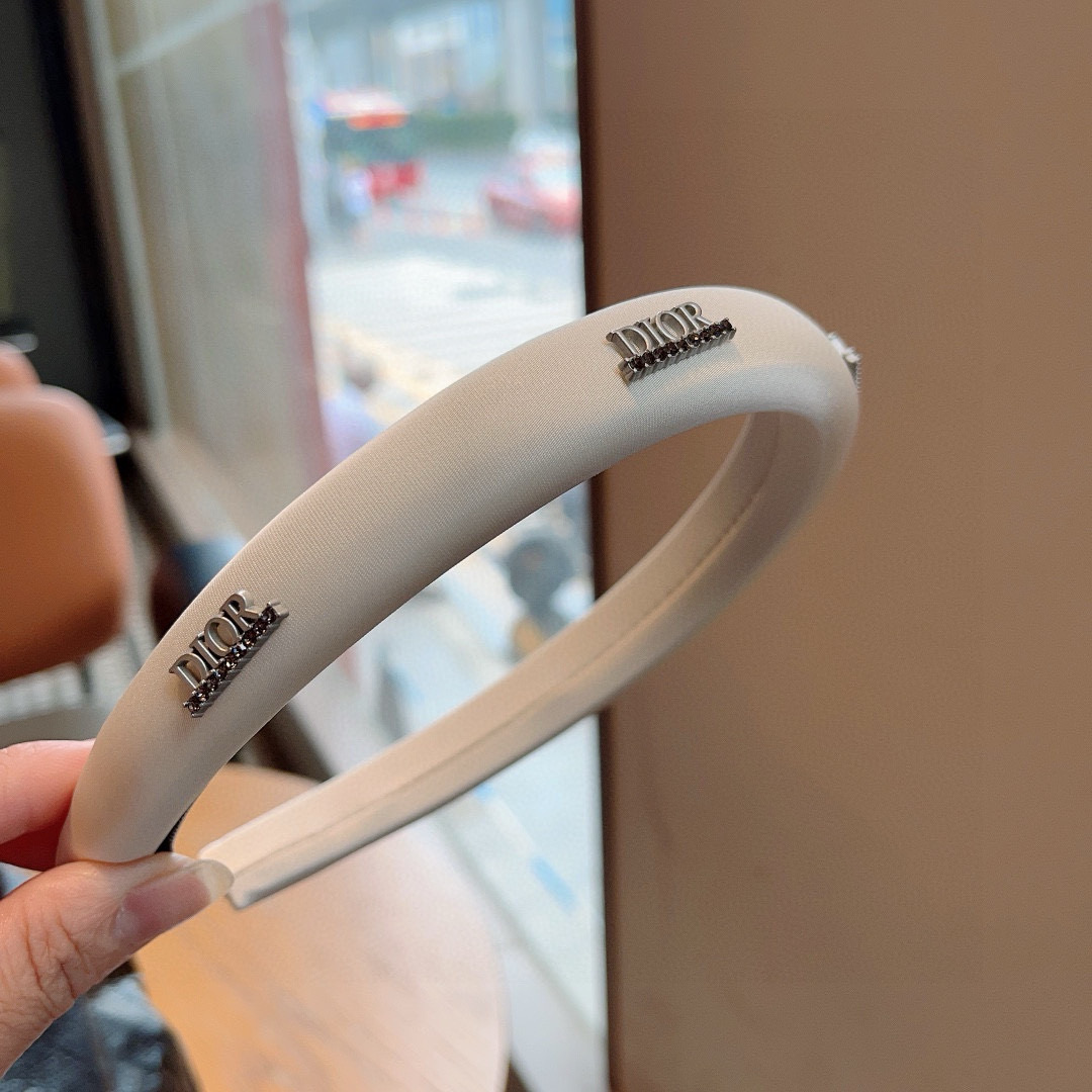 Dior’s New Narrow Hair Packaging Enhances Charm with Quality Cabinet (17 words) - 图片 6