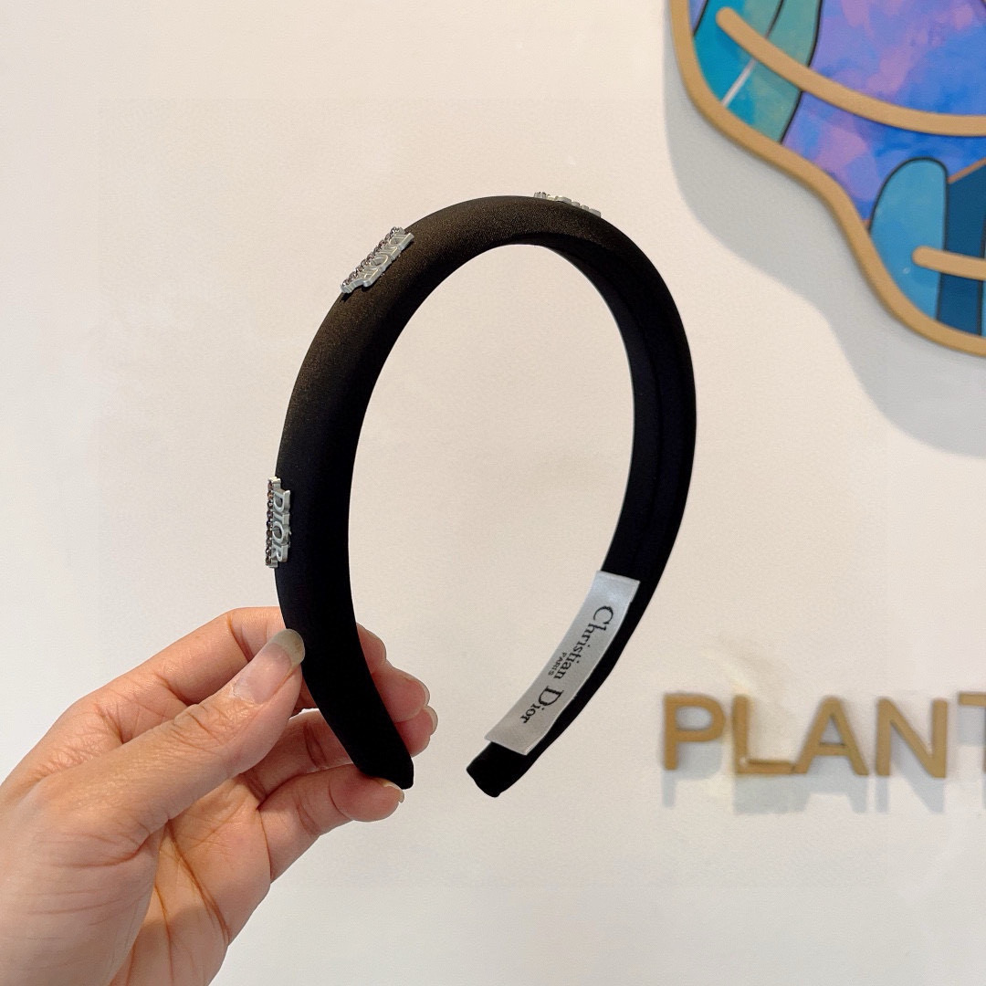 Dior’s Quality Packaging Enhances Hot New Narrow Hair Trend (19 words) - 图片 1