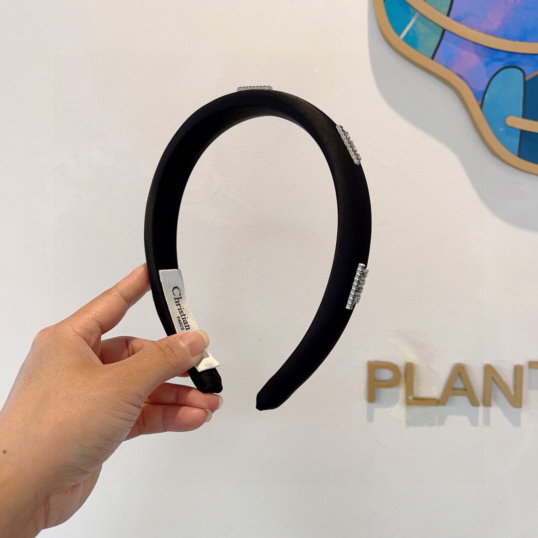 Dior’s Quality Packaging Enhances Hot New Narrow Hair Trend (19 words) - 图片 2