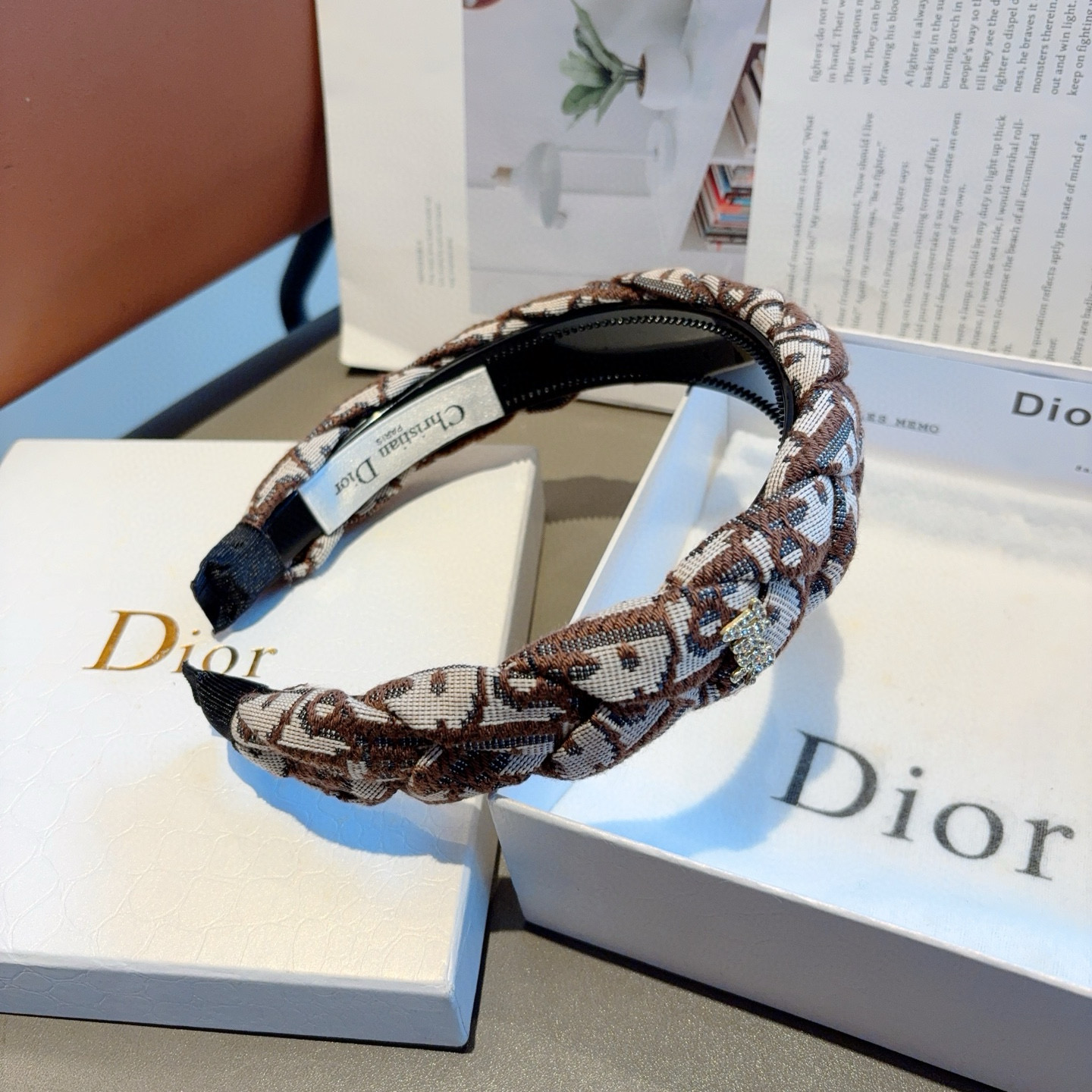 Dior Packaging Enhances Charms with Classic “D” Design on Page 99. - 图片 8