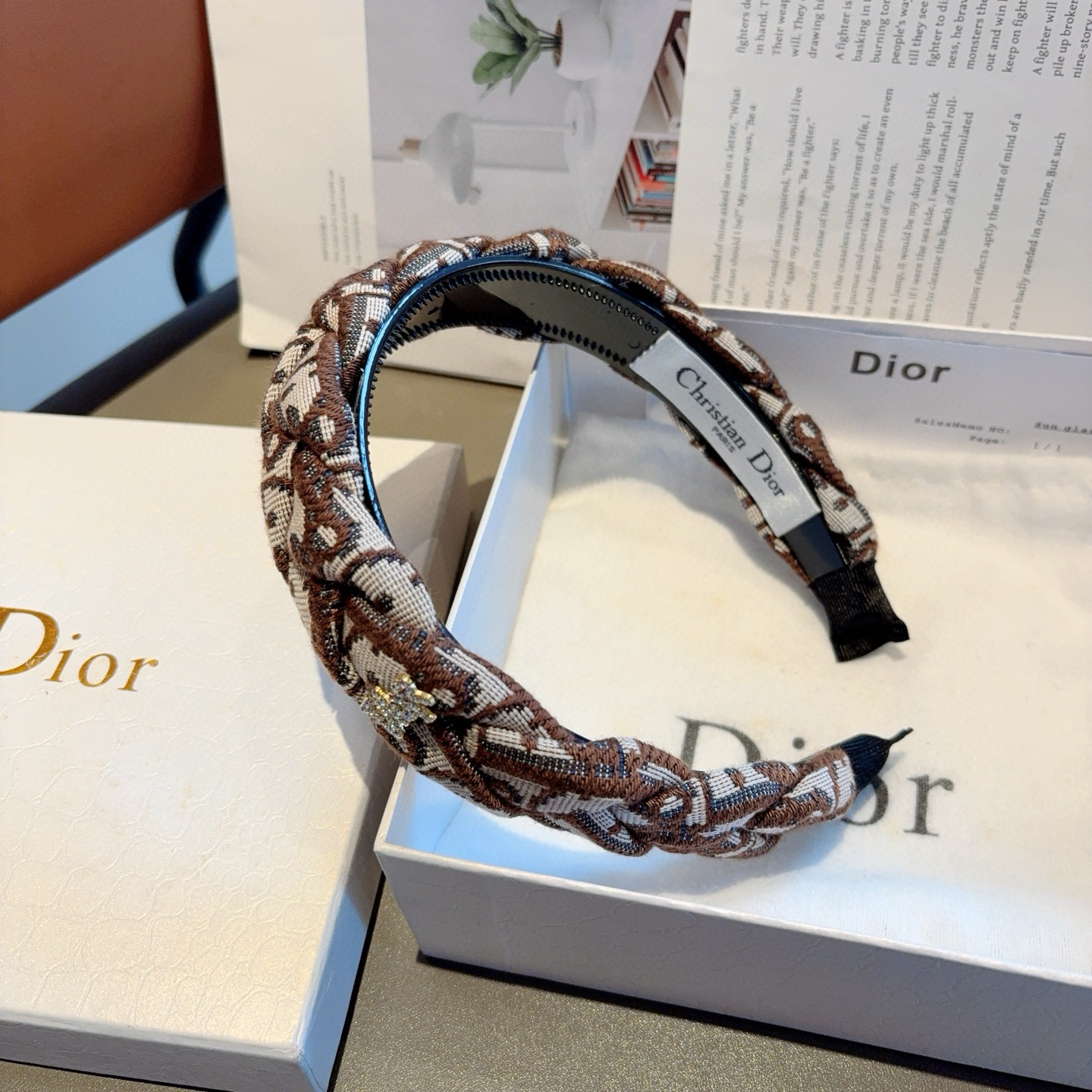 Dior Packaging Enhances Charms with Classic “D” Design on Page 99. - 图片 5