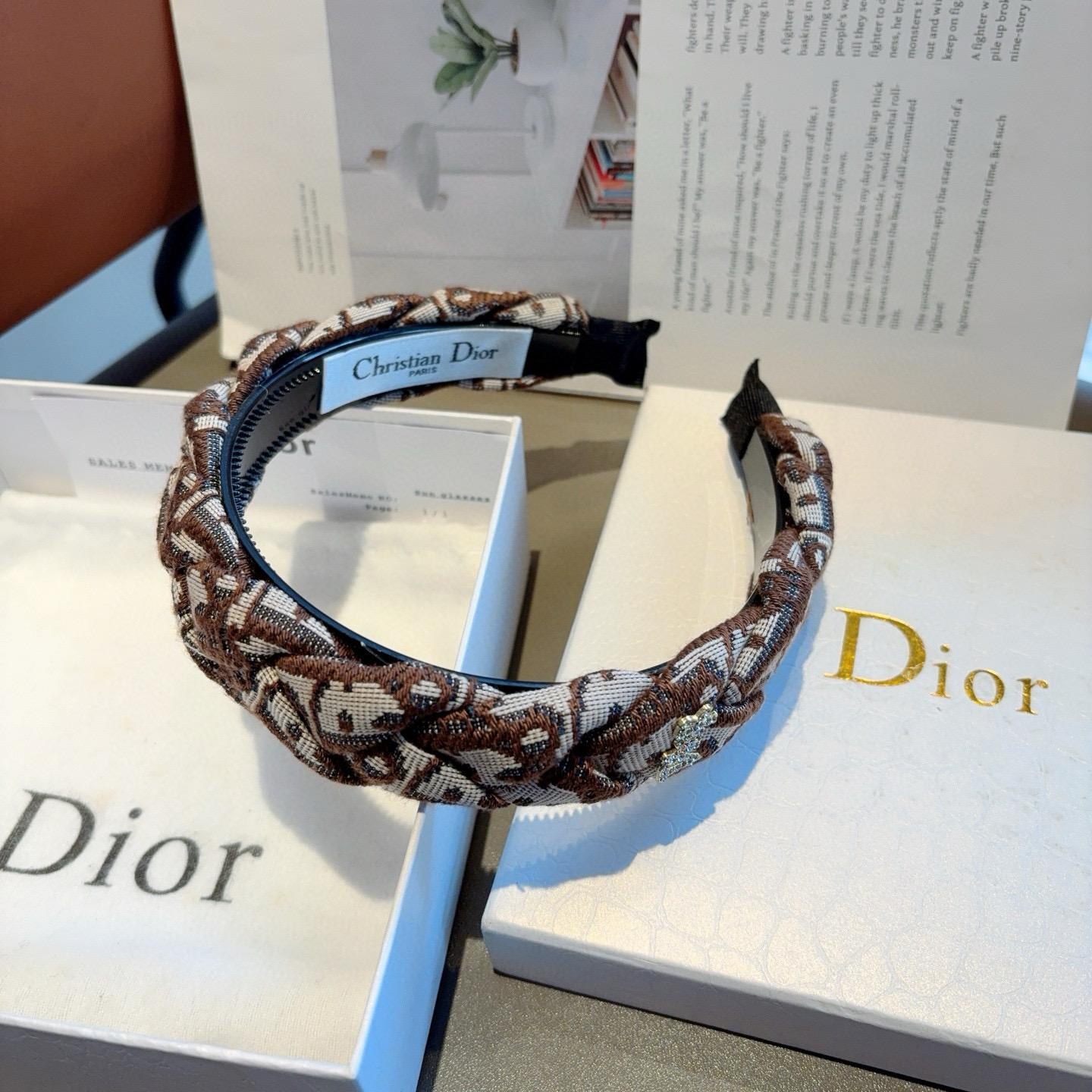 Dior Packaging Enhances Charms with Classic “D” Design on Page 99. - 图片 7