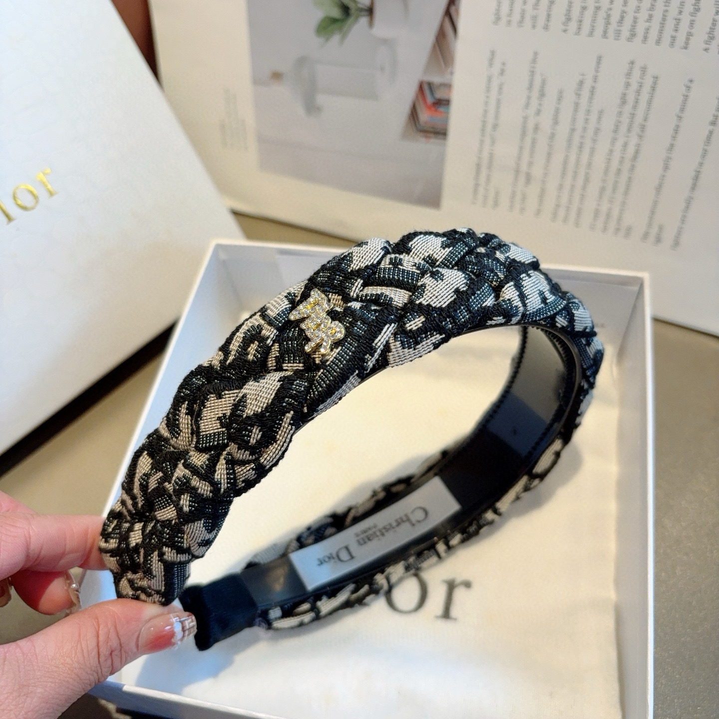 Dior Packaging Enhances Charms with Classic “D” Design on Page 99. - 图片 7