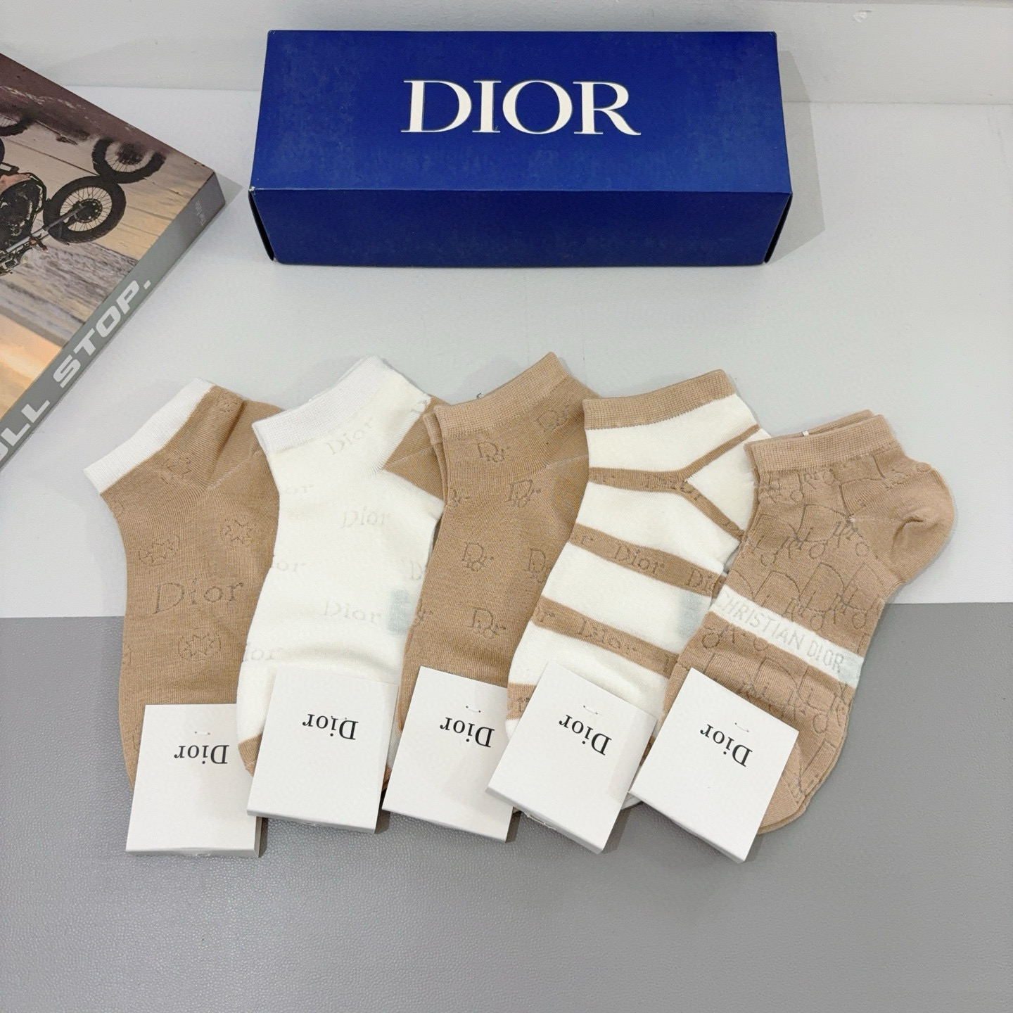 NO:298552,Packaging (5 pairs per box) Dior (Dior) Bamboo and cotton socks are a must-have hot product for trendy people, classic letter logo boat socks, personalized and fashionable and versatile style,!  Super soft material, comfortable and breathable, fashionable and versatile style socks, stockings, socks, dior, dior, socks19860909配包装（一盒5双）  Dior（迪奥） 竹棉材质袜子 潮人必备爆款,经典字母logo船袜,个性时尚百搭款,！超柔软材质,舒适透气,时尚百搭款 袜子,丝袜,袜子,dior,dior,socks,accessory
