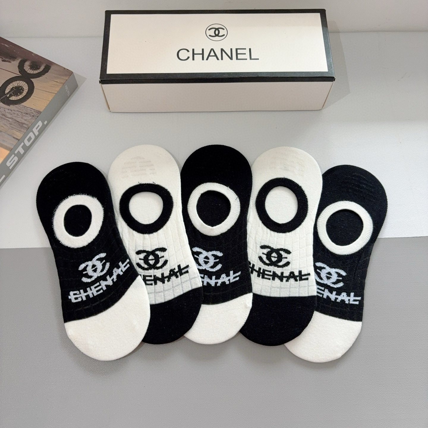 NO:298517,Packaging (one box of 5 pairs) CHANEL classic socks high-version bamboo cotton material is soft, instantly sold out ordinary goods in the market, classic double C pattern logo, counter synchronous boat socks, big brands on the street, must-have for trendy people, super easy to match socks, stockings, socks, chanel, chanel, socks19860909配包装（一盒5双） CHANEL 香奈儿经典袜子高版本竹棉材质柔软,秒杀市场普通货,经典的双C图案logo,专柜同步船袜子大牌出街,潮人必备,超好搭袜子,丝袜,袜子,chanel,chanel,socks,accessory