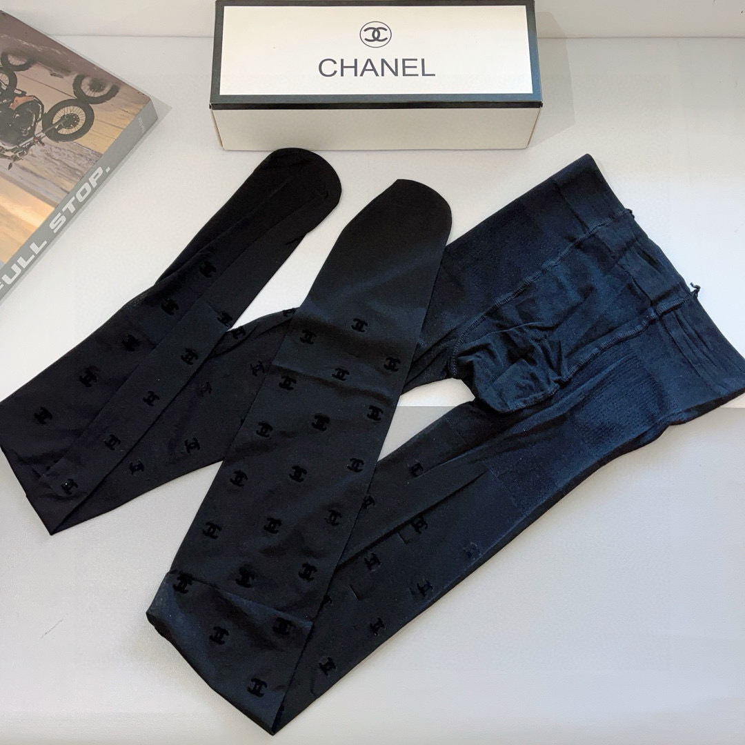 NO:298556,Packaging [one box 1 pair] CHANEL classic flocked letter stockings. European and American big-name pantyhose one to one higher version, which can be seen!  A must-have item for trendy people in autumn and winter!  socks, stockings, socks, chanel, chanel, socks19860909配包装【一盒1双】 CHANEL 香奈儿经典植绒字母丝袜 欧美大牌裤袜一比一高版本制作,可以看得到的工艺！潮人秋冬必备单品！袜子,丝袜,袜子,chanel,chanel,socks,accessory