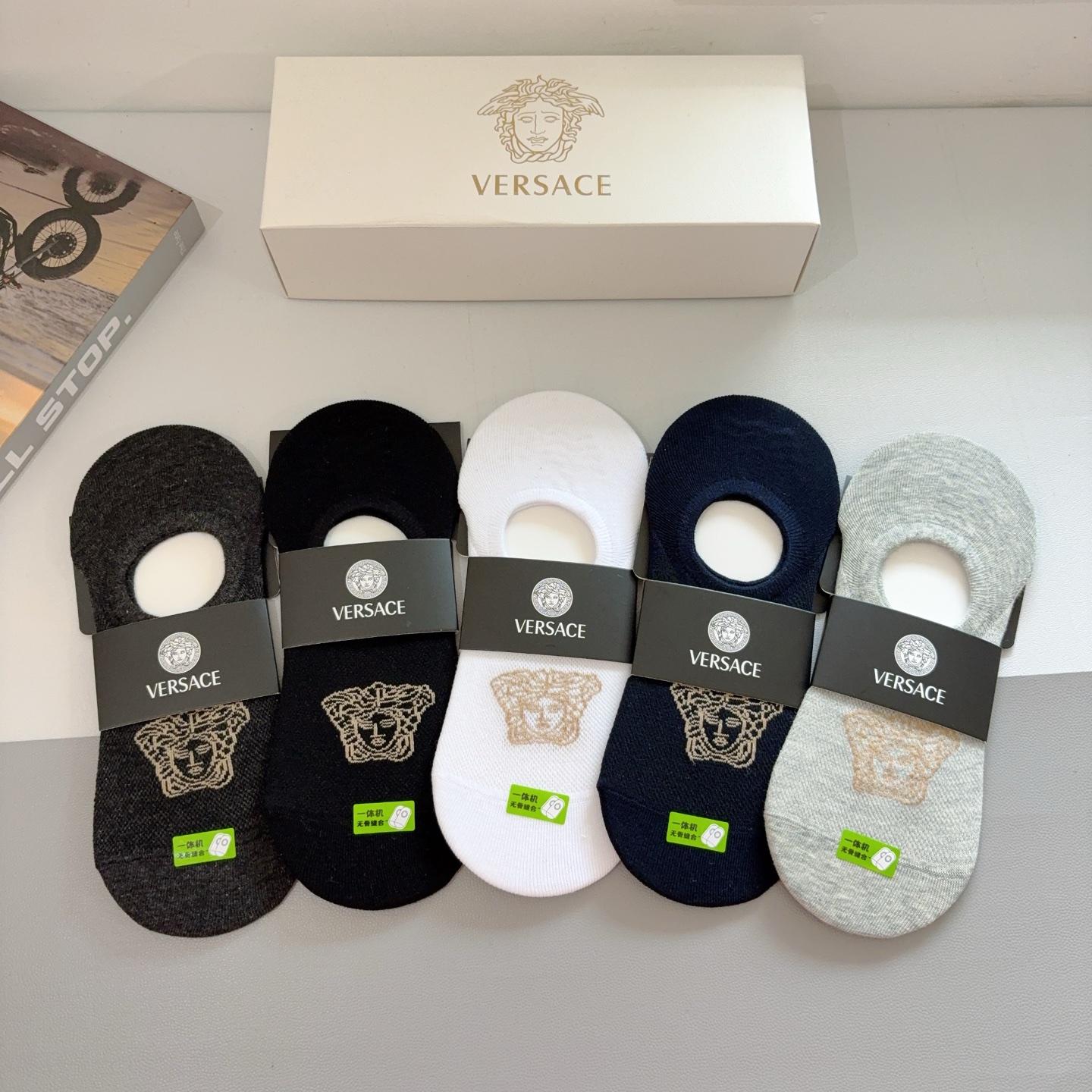 NO:298580,Packaging [one box and five pairs] VERSACE Versace is an indispensable counter purchasing quality for big European and American men's boat socks. It is super high and stylish when paired, and it must be fashionable!  !  !  socks, stockings, socks, versace, versace, socks19860909配包装【一盒五双】 VERSACE范思哲 欧美大牌男款船袜潮人必不可少的专柜代购品质 搭配起来超高逼格 必入时髦小单品！！！袜子,丝袜,袜子,versace,versace,socks,accessory