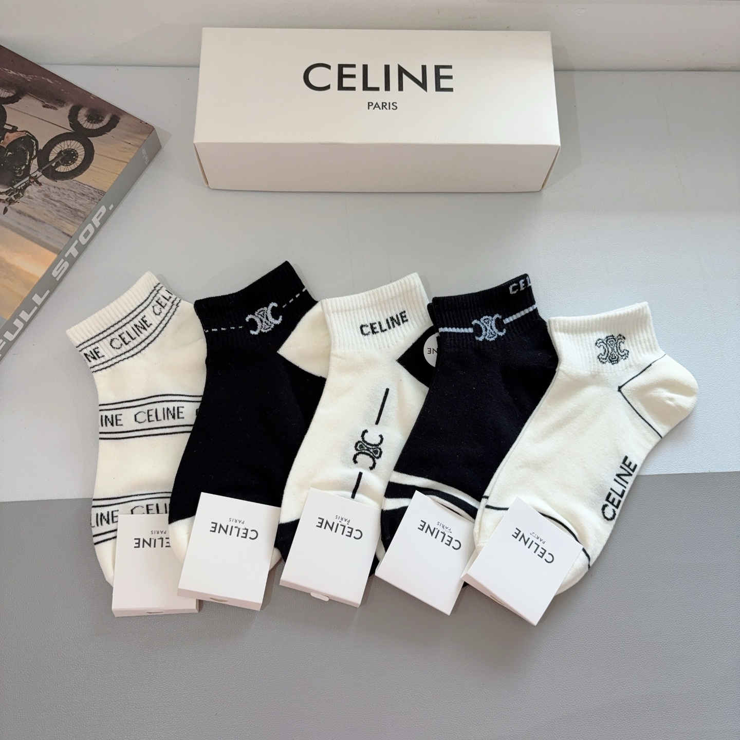 NO:298589,Packaging CELINE (Celin) popular headband for internet celebrities, comfortable to wear, no pressure, and a must-have for styling!  Very fashionable and versatile!  A must-have goddess!  Celebrity style. Socks, stockings, socks, celine, celine, socks19860909配包装 CELINE（赛琳）网红爆款发箍,佩戴舒适无压力,造型搭配必备！非常时尚百搭！女神必备！名媛范儿.袜子,丝袜,袜子,celine,celine,socks,accessory