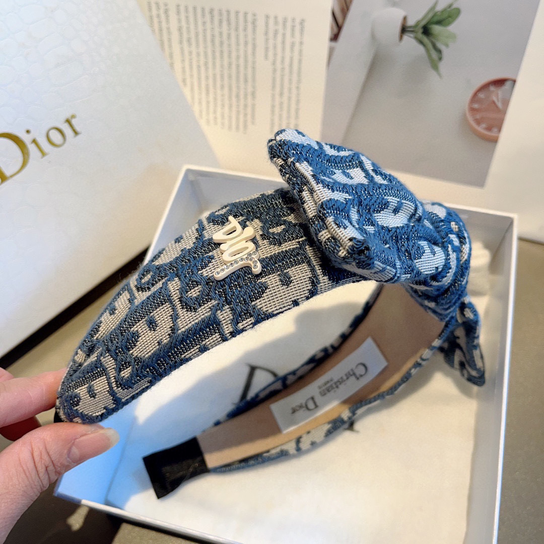 Dior’s Classic Red Letter D Packaging on Page 99: New Lady’s Style. - 图片 6