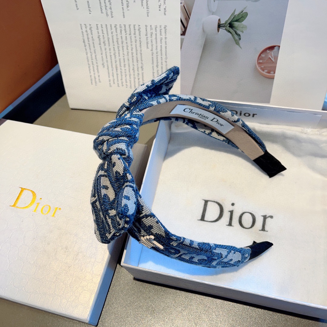 Dior’s Classic Red Letter D Packaging on Page 99: New Lady’s Style. - 图片 5