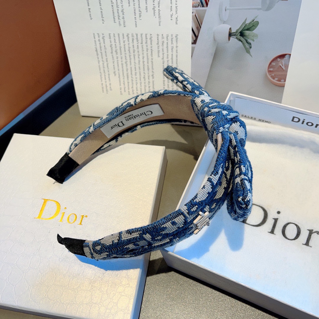 Dior’s Classic Red Letter D Packaging on Page 99: New Lady’s Style. - 图片 8