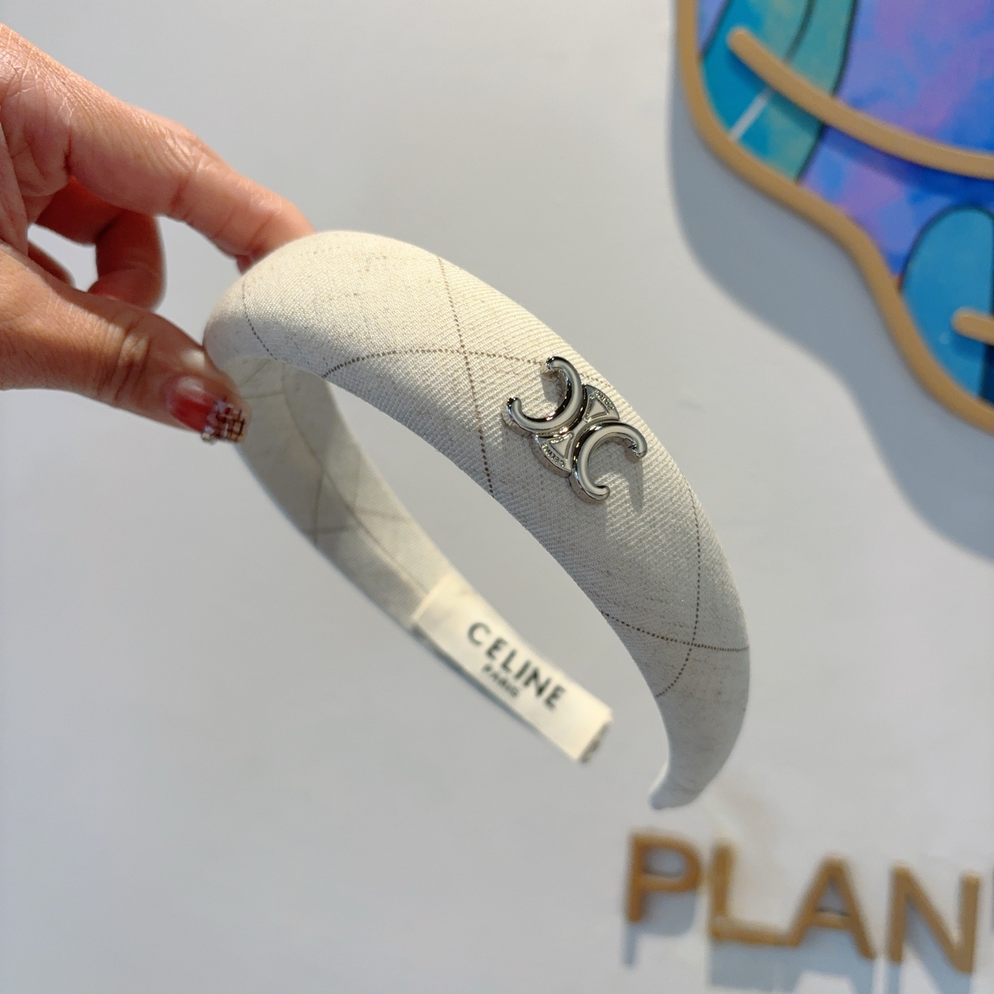 Stylish Packaging Innovation at Triumph Gate: CELINE’s Classic Novelty on Page 99 - 图片 3