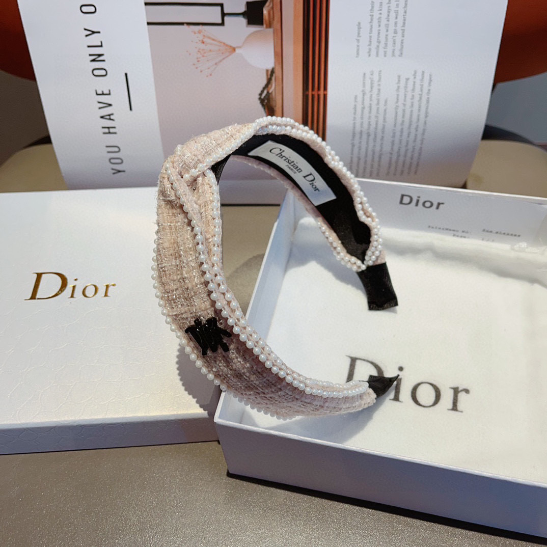 Dior’s New Korean Tweezer with Pearl Packaging on Page 99 - 图片 5