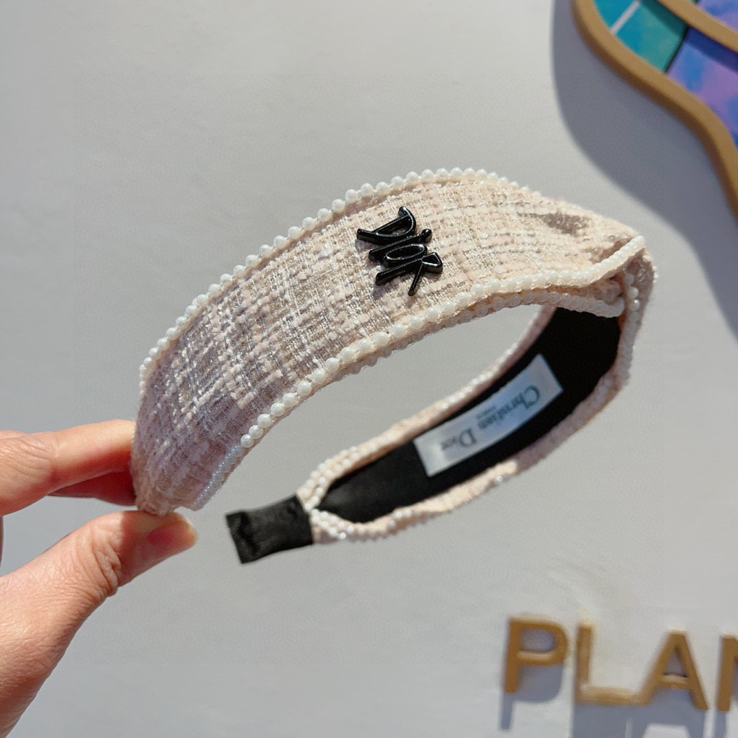 Dior’s New Korean Tweezer with Pearl Packaging on Page 99 - 图片 3