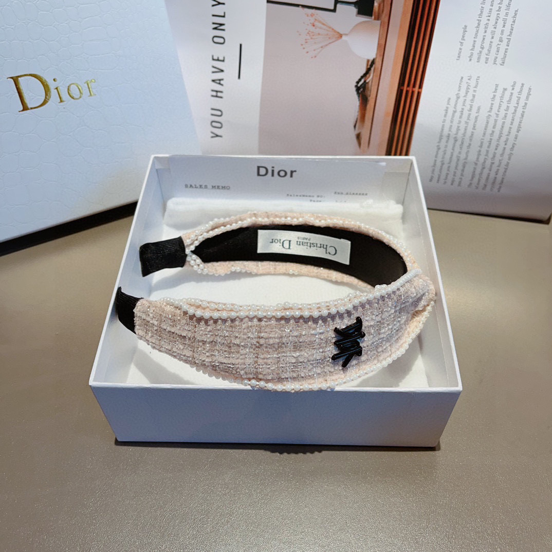 Dior’s New Korean Tweezer with Pearl Packaging on Page 99 - 图片 6