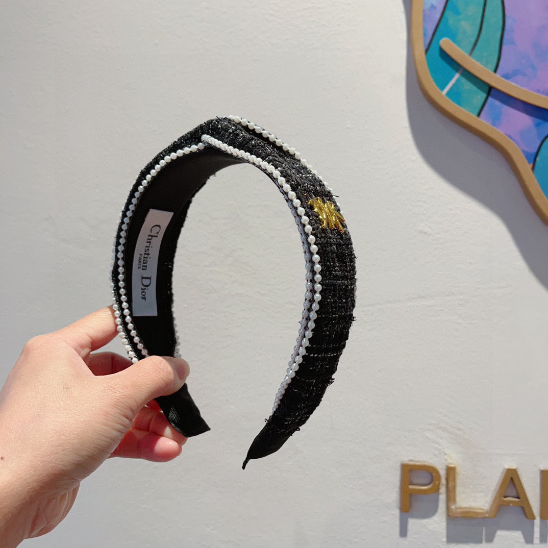 New Dior Tweezer with Pearls: Packaging Update on Page 99.
