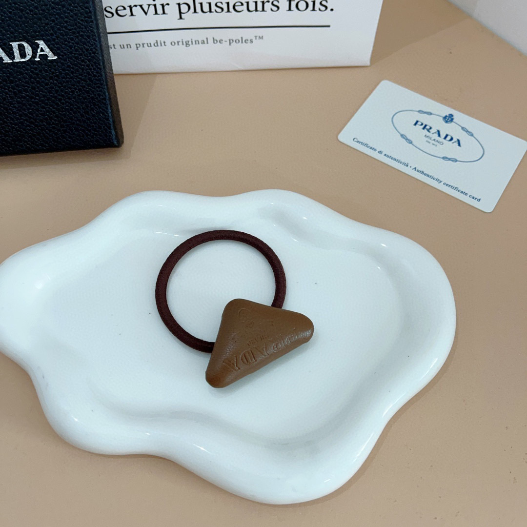 PRADA Red Hair Loops: Fashionable High Pony Tail Packaging for Stress-Free Comfort - 图片 5