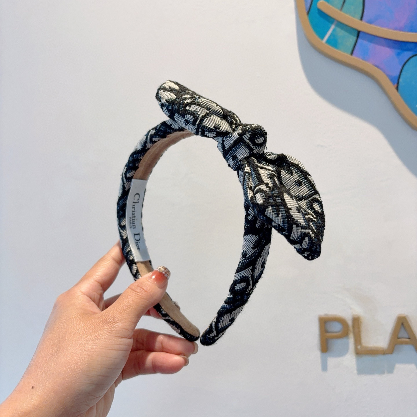 Dior Packaging: Classic Letter with Agglomerations and Charming Twirl on p. 99 - 图片 2