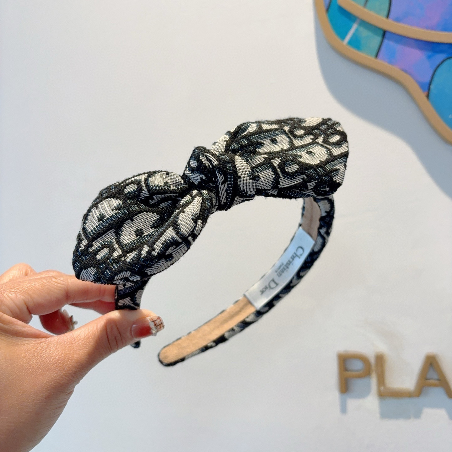 Dior Packaging: Classic Letter with Agglomerations and Charming Twirl on p. 99 - 图片 3