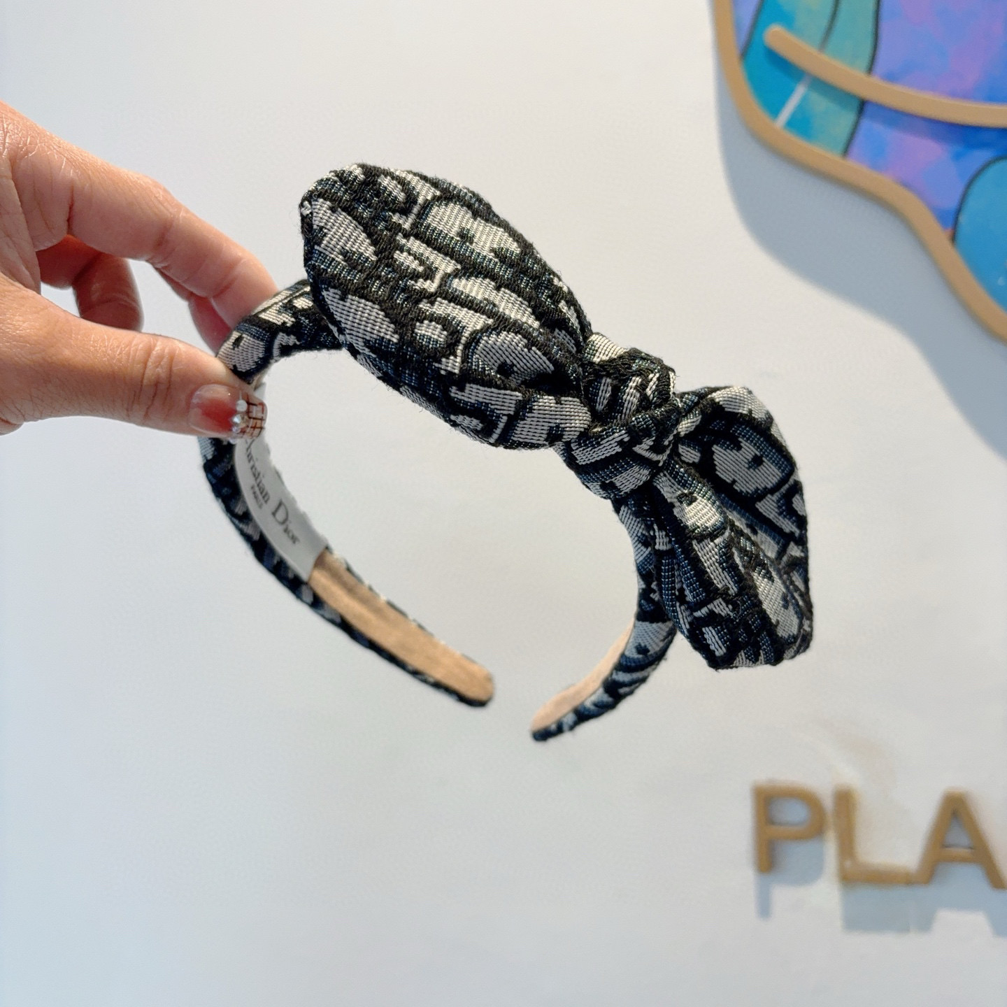 Dior Packaging: Classic Letter with Agglomerations and Charming Twirl on p. 99 - 图片 5