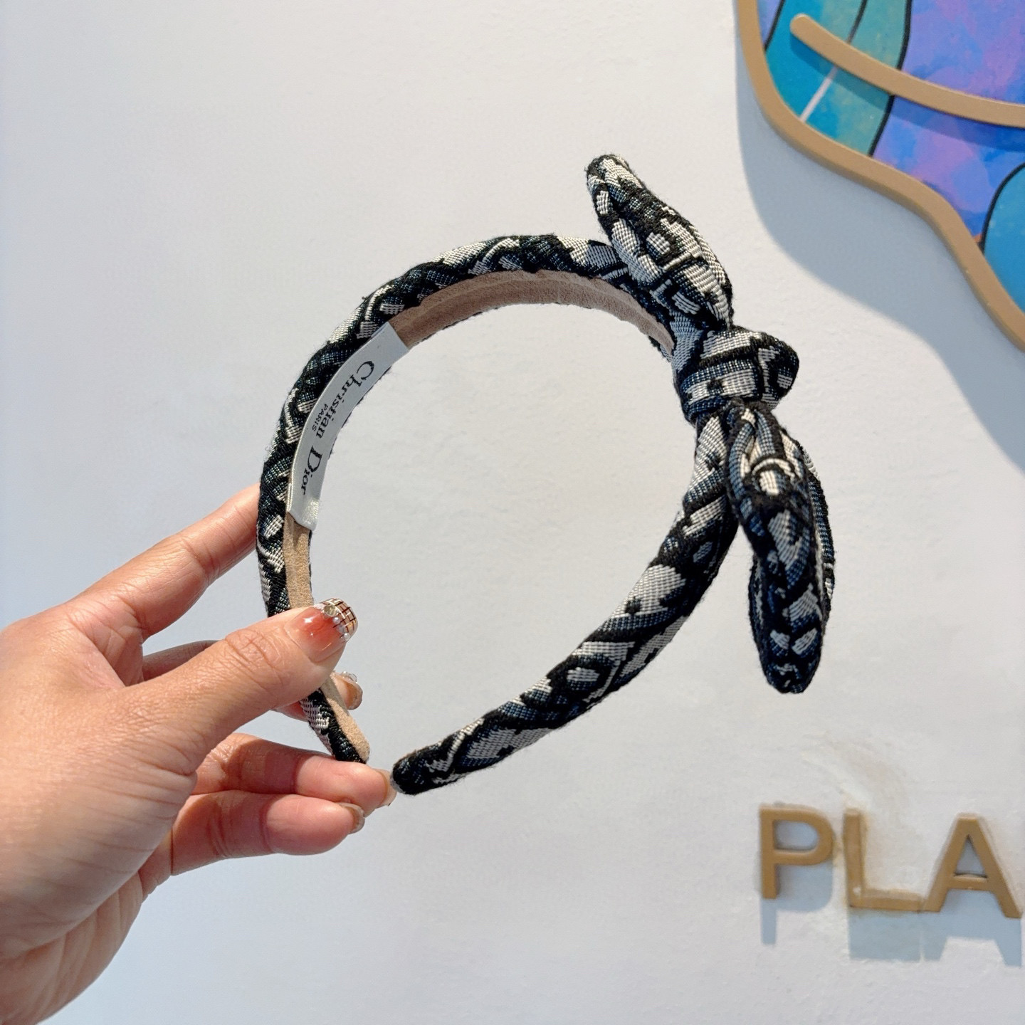 Dior Packaging: Classic Letter with Agglomerations and Charming Twirl on p. 99 - 图片 4