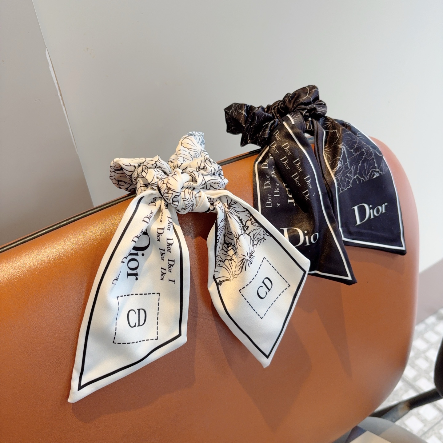 High-End Korean Cortex Packaging for Dior Butterfly Bow Hair Rings on p. 99 - 图片 4