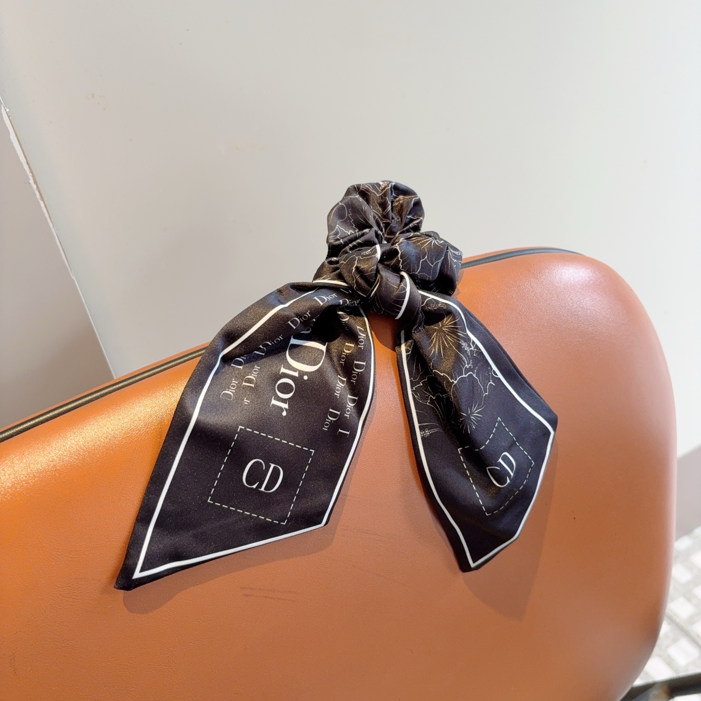 High-End Dior Packaging Featuring Butterfly Bow Hair Rings and Classic Flower Design - 图片 2