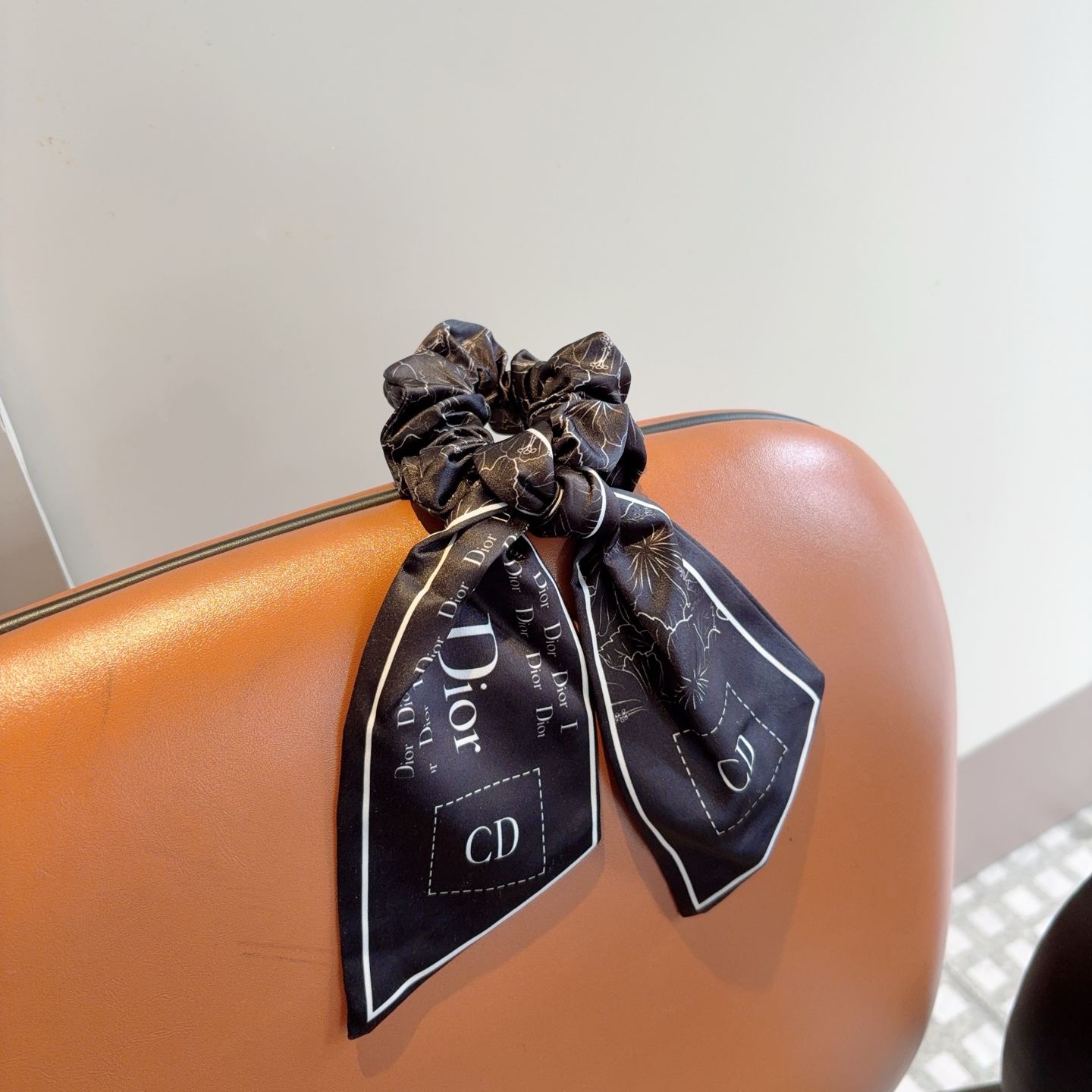 High-End Dior Packaging Featuring Butterfly Bow Hair Rings and Classic Flower Design - 图片 3