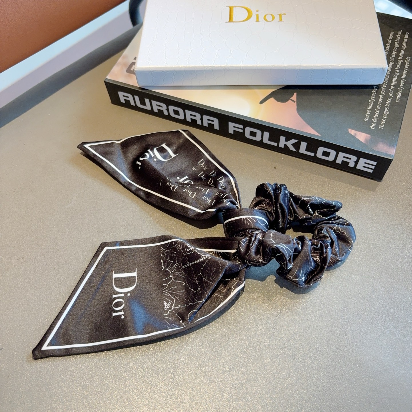 High-End Dior Packaging Featuring Butterfly Bow Hair Rings and Classic Flower Design - 图片 7