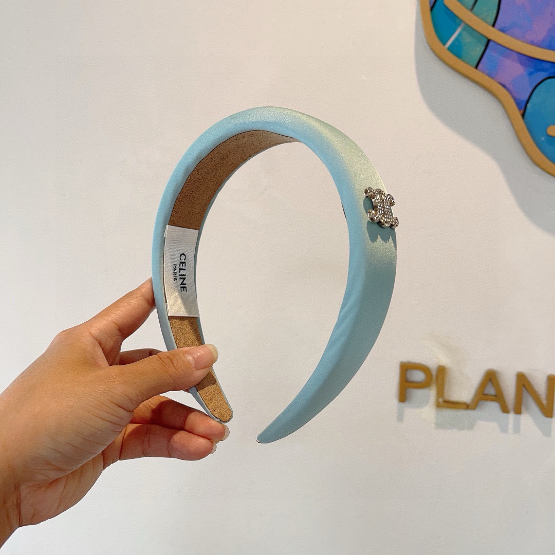 Fashionable Red Sponge Packaging by CELINE on Page 99: A Goddess’s Essential. - 图片 1