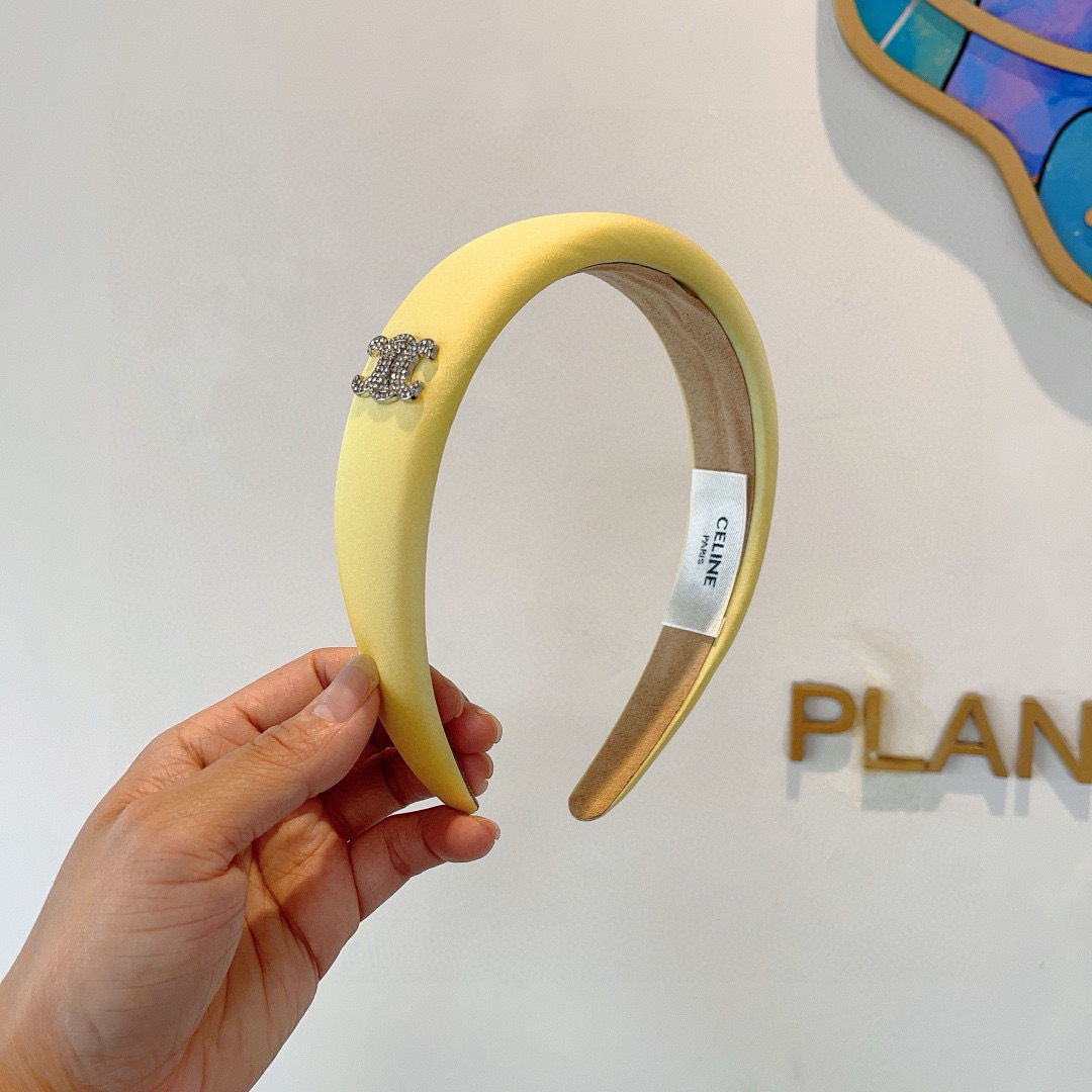 Fashionable Red Sponge Packaging by CELINE on Page 99: A Goddess’s Essential. - 图片 4