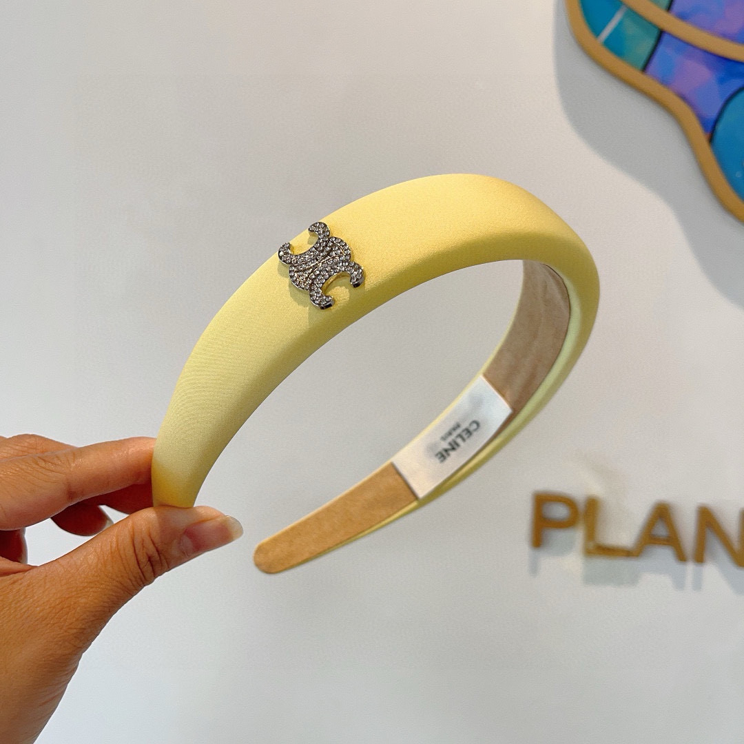 Fashionable Red Sponge Packaging by CELINE on Page 99: A Goddess’s Essential. - 图片 7