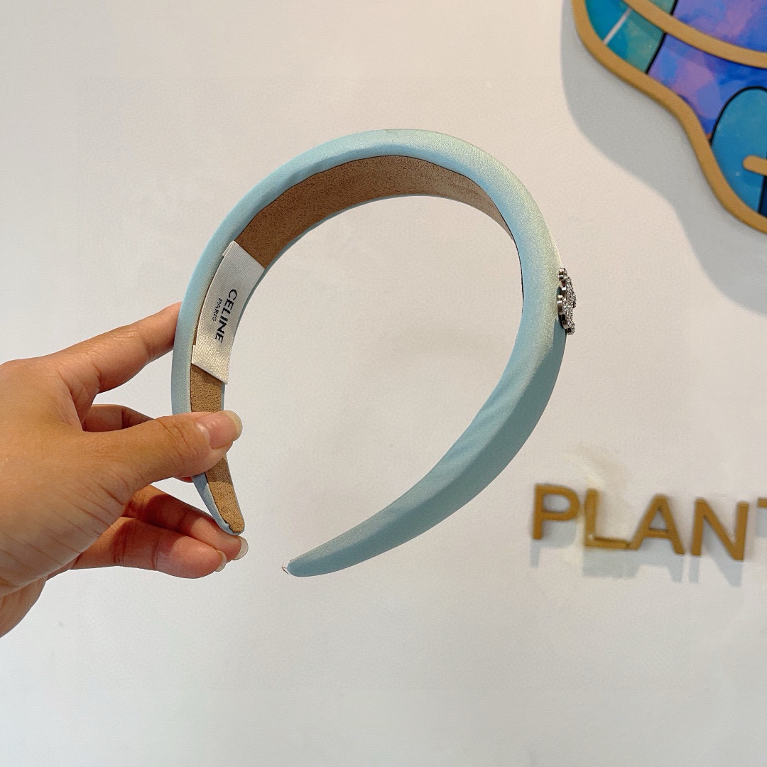 Fashionable Red Sponge Packaging by CELINE on Page 99: A Goddess’s Essential. - 图片 6