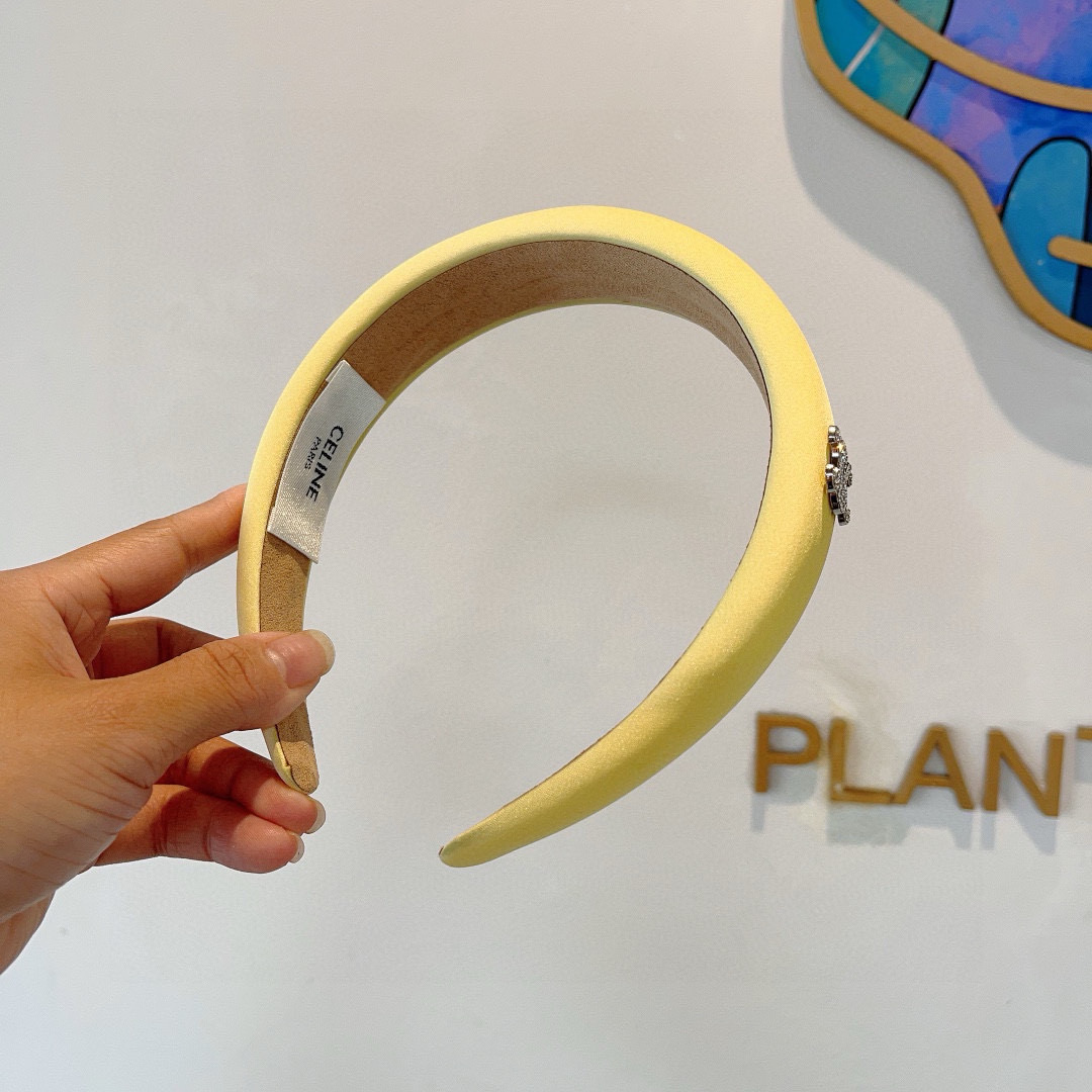 Fashionable Red Sponge Packaging by CELINE on Page 99: A Goddess’s Essential. - 图片 8