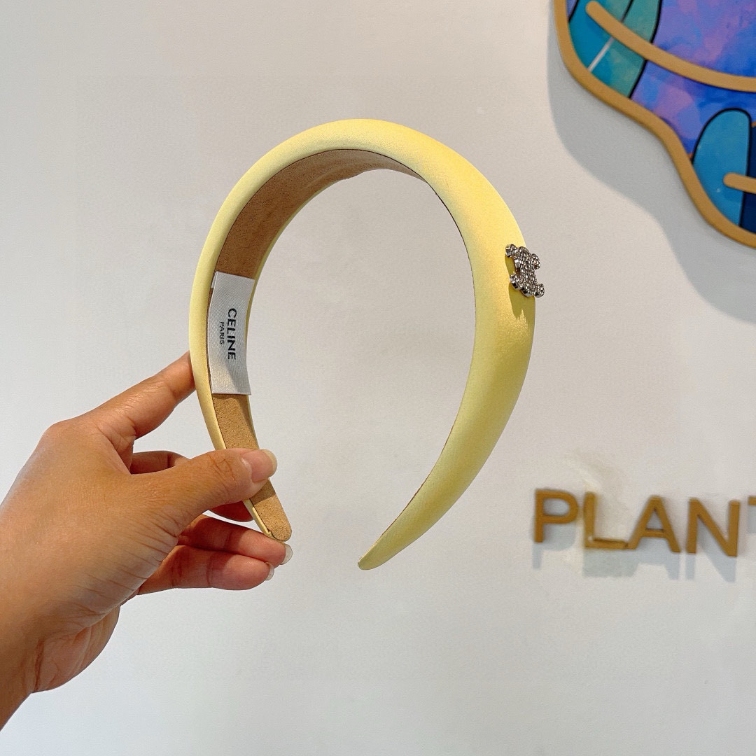 Fashionable Red Sponge Packaging by CELINE on Page 99: A Goddess’s Essential. - 图片 3