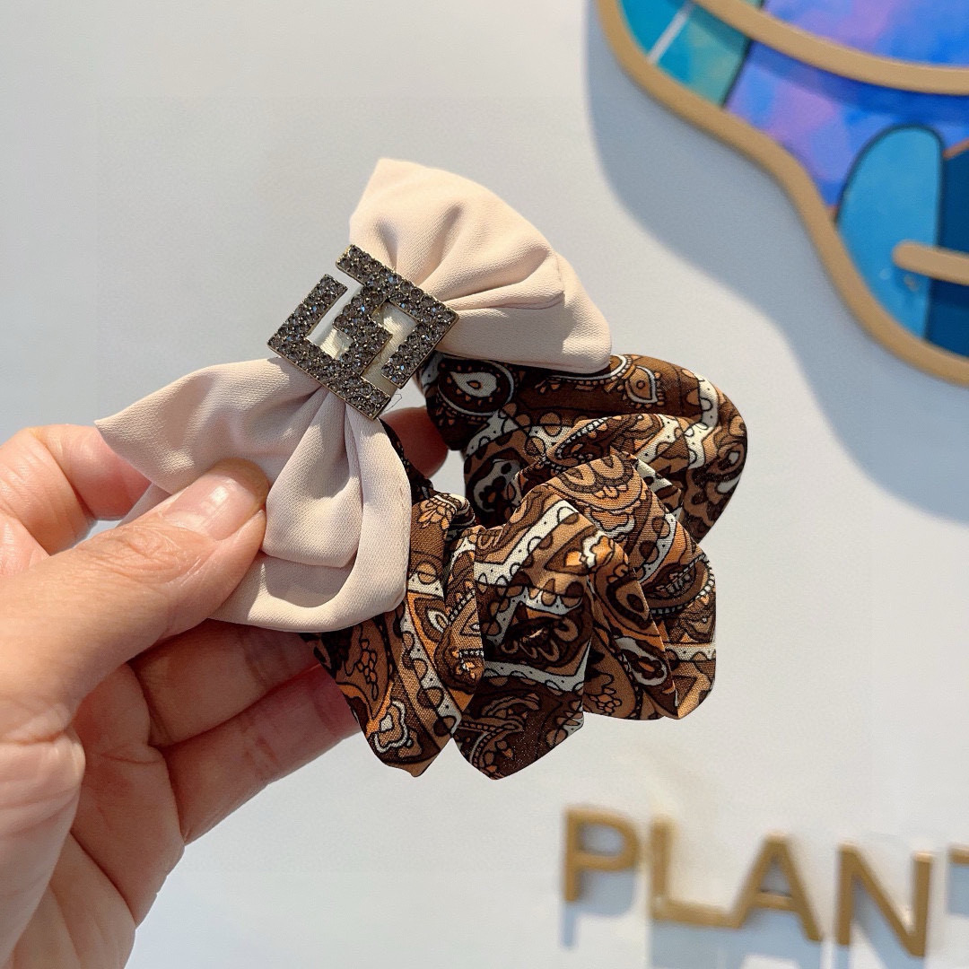 FENDI Red Hair Circles: Stylish, Comfortable, and Fashionable Packaging on Page 99 - 图片 2