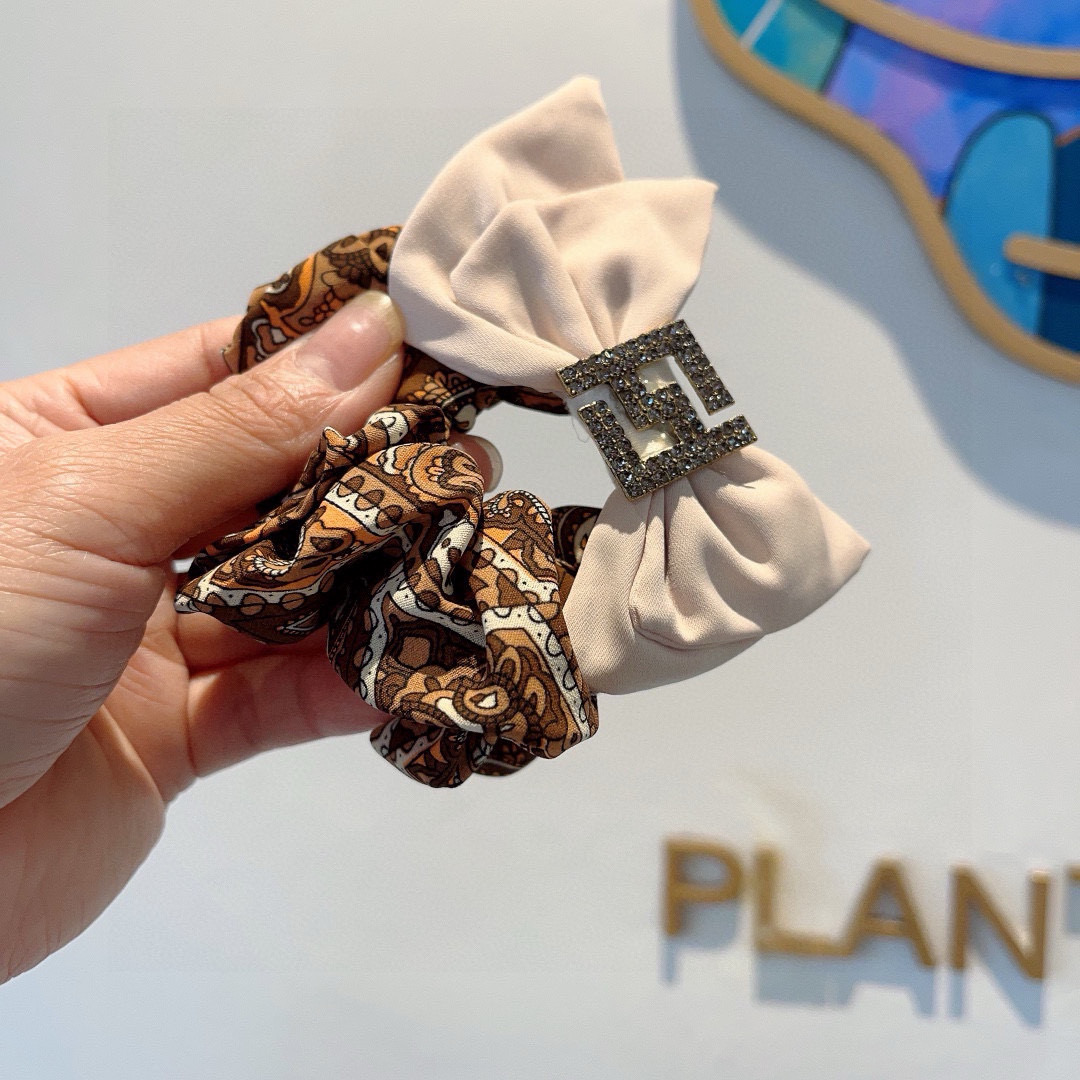 FENDI Red Hair Circles: Stylish, Comfortable, and Fashionable Packaging on Page 99 - 图片 3