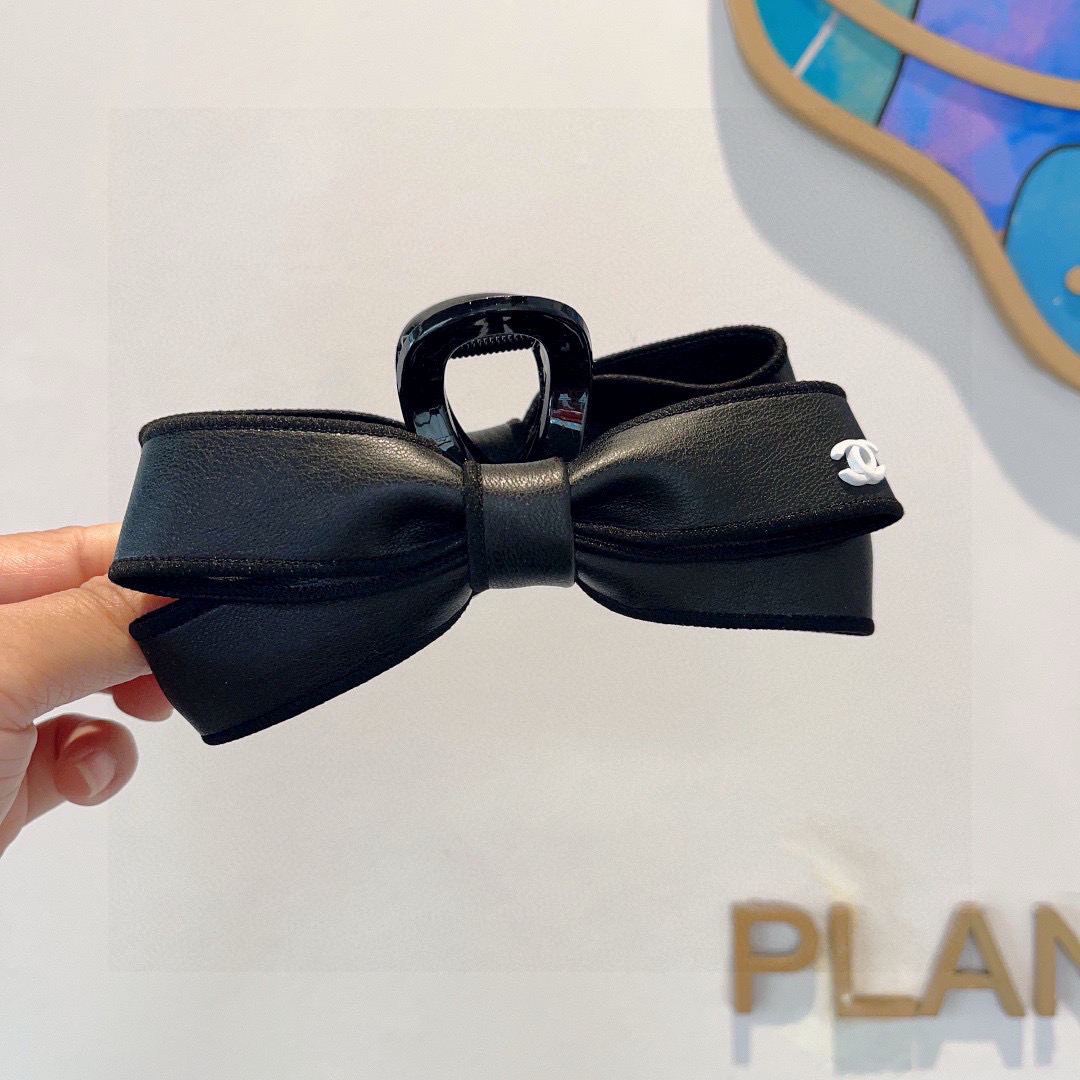 NO:300997,Packaged CHANEL (Chanel) New retro leather grab clip, duckbill clip hair clip, classic letter logo spring clip, super exquisite, you will be fucked by the picture!  Counter shipping hairpins, hairpins, chanel, chanel, hairpins19860909配包装 CHANEL（香奈儿） 新款复古皮质抓夹 鸭嘴夹发夹,经典字母logo弹簧夹, 超精致,转图必爆哈！专柜出货发夹,发夹,chanel,chanel,hairpins,accessory