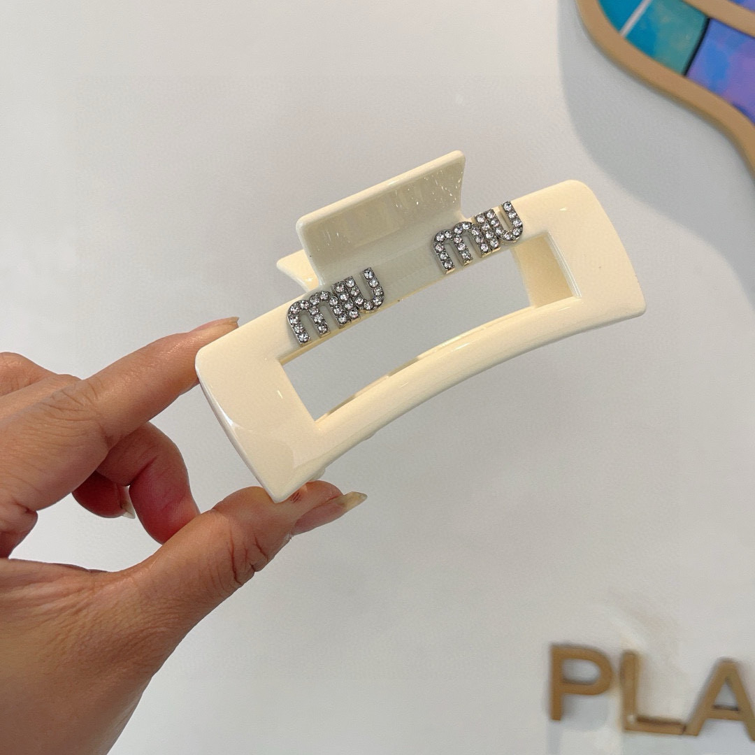 NO:300974,Packaging MIUMIU (Miao Miao) new hand-made diamond-patted clips, original single hair clips, simple and versatile, a must-have for trendy women, super high-end!  hairpins, hairpins, miumiu, hairpins19860909配包装 MIUMIU（缪缪）新款手工贴钻抓夹, 发夹原单货,简约百搭,潮女必备品,超级的高大上！发夹,发夹,miumiu,hairpins,accessory