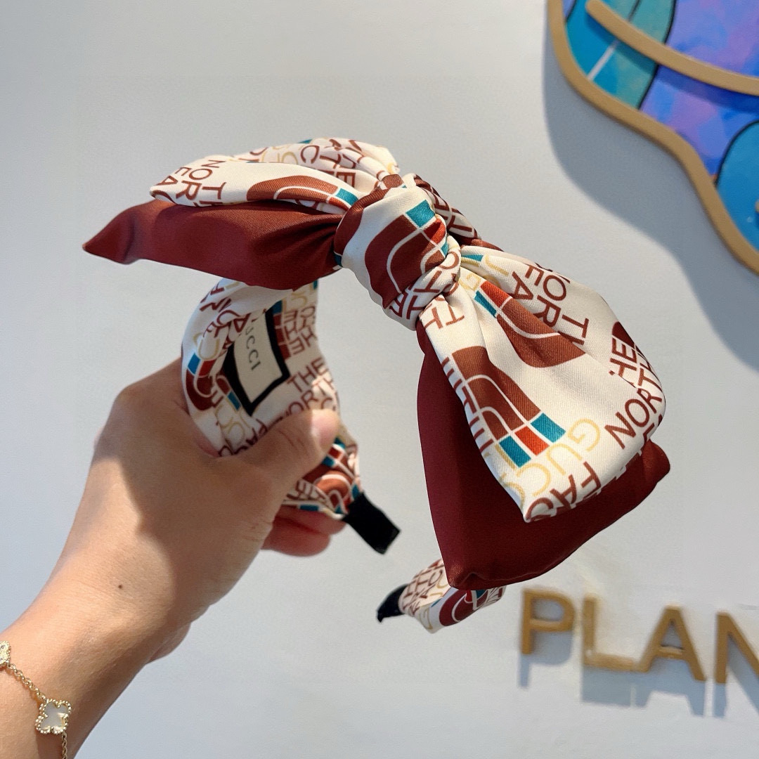 Gucci Red Classic Butterflies Packaging on Page 99: Iconic Fashion Statement. - 图片 3