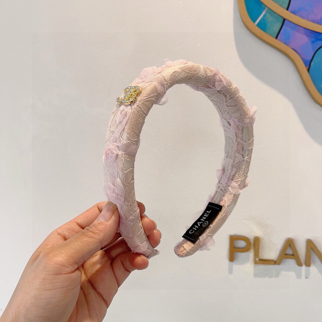 NO:300992,Packaging CHANEL (Chanel) new small fragrance high skull top sponge hairband, sweet rose lace headband, popular internet celebrity products recommended, high-end materials, super exquisite, fashionable and versatile. Hairpins, hairpins, chanel, chanel, hairpins19860909配包装 CHANEL（香奈儿）新款小香高颅顶海绵发箍,甜美玫瑰花蕾丝花边头箍,网红爆款推荐 搭配高端材质,超精致,时尚百搭.发夹,发夹,chanel,chanel,hairpins,accessory