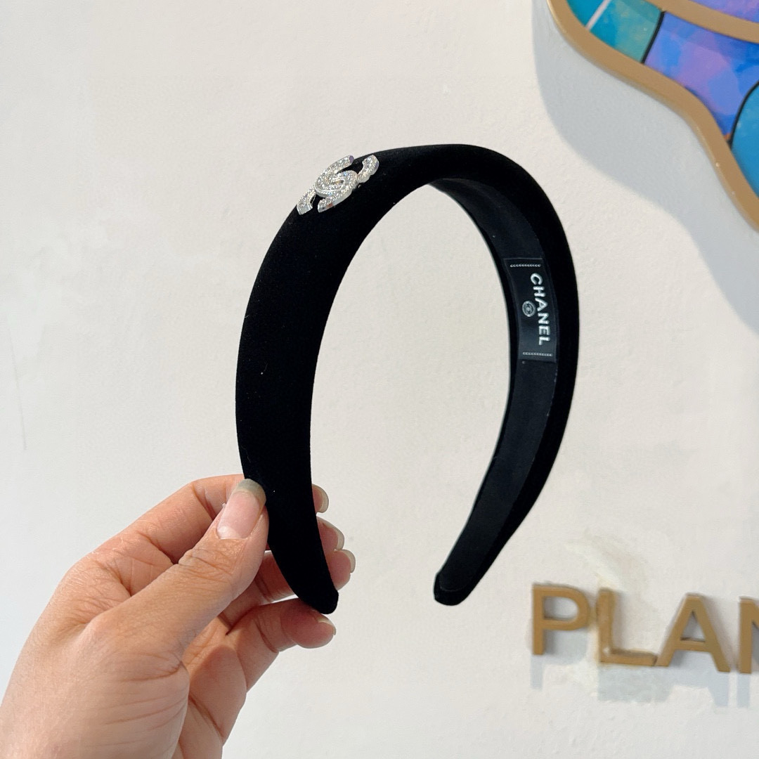 NO:301005,Packaging CHANEL (Chanel) latest small fragrant hairband, retro headband, popular internet celebrity products recommended. It is matched with high-end materials, super exquisite, fashionable and versatile. Hairpins, hairpins, chanel, chanel, hairpins19860909配包装 CHANEL（香奈儿）最新款小香发箍,复古头箍,网红爆款推荐 搭配高端材质,超精致,时尚百搭.发夹,发夹,chanel,chanel,hairpins,accessory