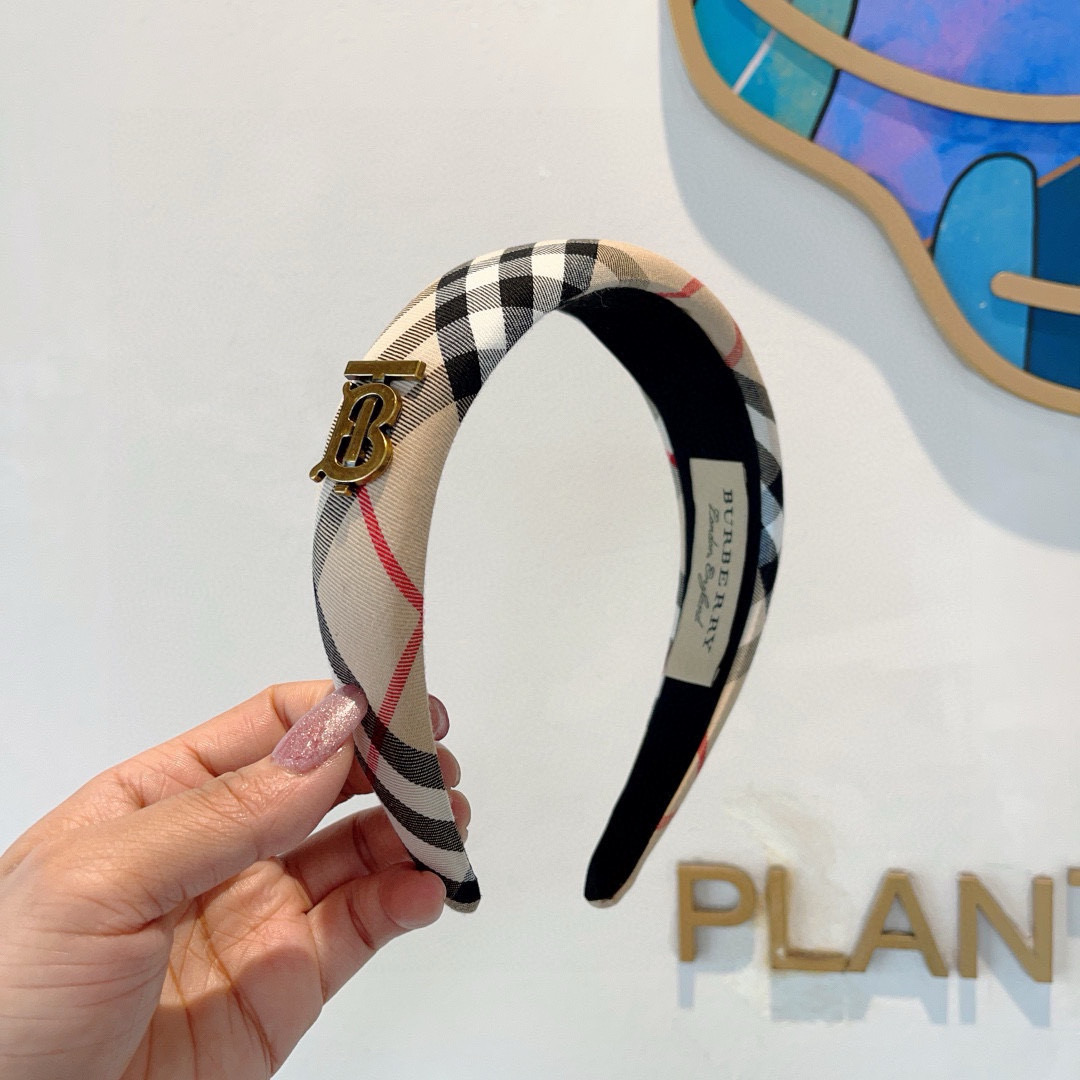 NO:301009,Packaging Burberry BURBERRY new headband, customer-supplied fabric, all the details are shot!  Very pleasing and versatile, suitable for various occasions!  hairpins, hairpins, burberry, burberry, hairpins19860909配包装 巴宝莉BURBERRY 新款发箍,客供面料 细节全部实拍！非常耐看又百搭、适合各种场合搭配！发夹,发夹,burberry,burberry,hairpins,accessory