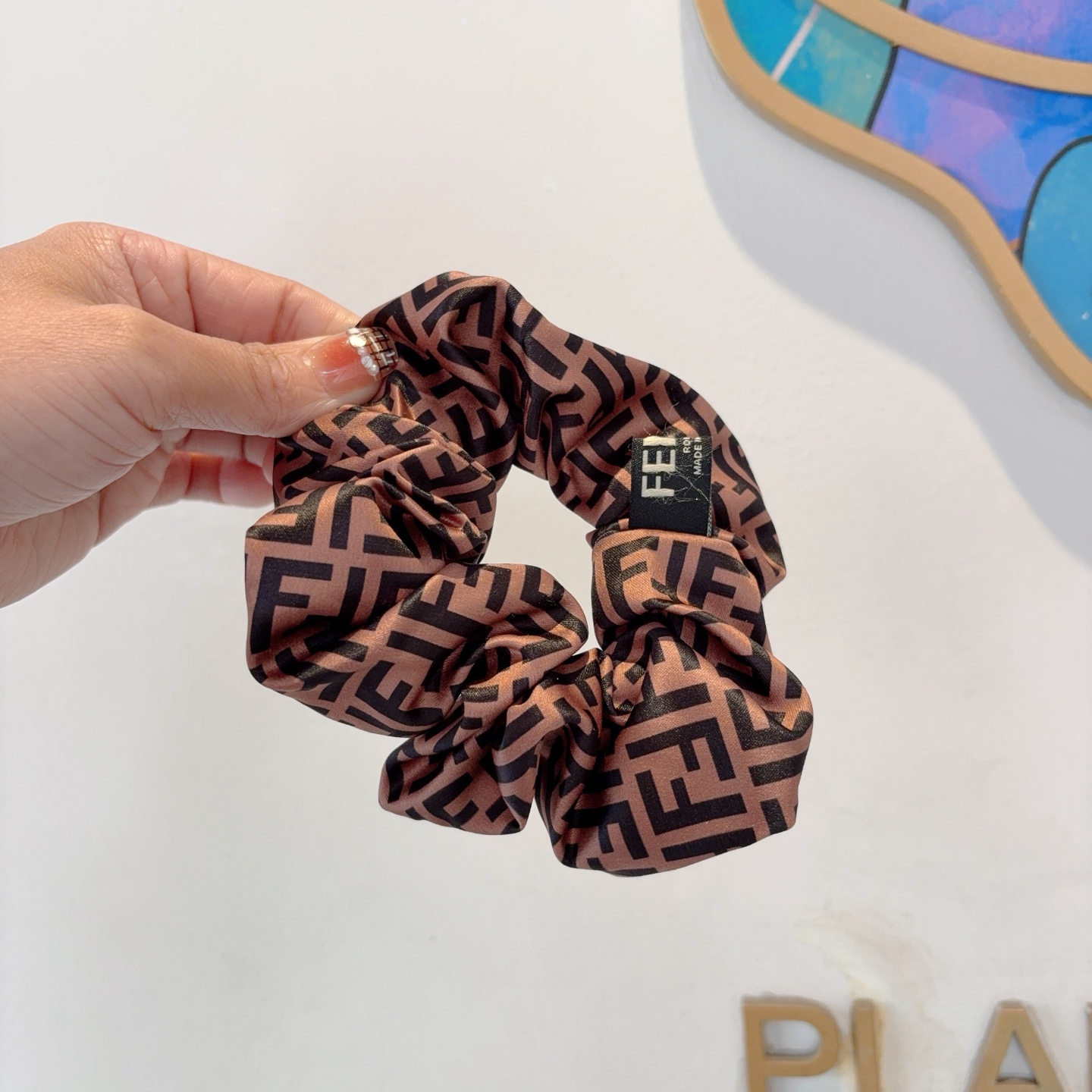 NO:301011,Packaging FENDI imported large intestinal ring, double F silk rubber band, celebrity hair rope, head rope, all-match, details are all shot. The special fabric is very textured!  hairpins, hairpins, fendi, fendi, real silk, hairpins19860909配包装 FENDI（芬迪）进口大肠圈 双F真丝皮筋、名媛发绳头绳百搭款、细节全部实拍 特制面料非常显质感 ！发夹,发夹,fendi,fendi,real silk,hairpins,accessory