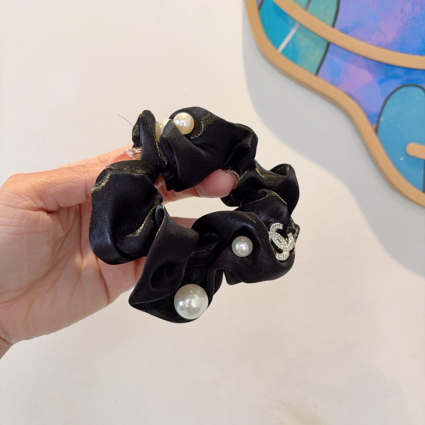 NO:301013,Packaging CHANEL (Chanel) Internet celebrity new pearl Organ yarn hair ring, exquisite intestinal ring rubber band, comfortable to wear, pressure-free, must-have for styling!  Very fashionable and versatile!  hairpins, hairpins, chanel, chanel, hairpins19860909配包装 CHANEL（香奈儿）网红新款珍珠欧根纱发圈,精致肠圈皮筋,佩戴舒适无压力,造型搭配必备！非常时尚百搭！发夹,发夹,chanel,chanel,hairpins,accessory